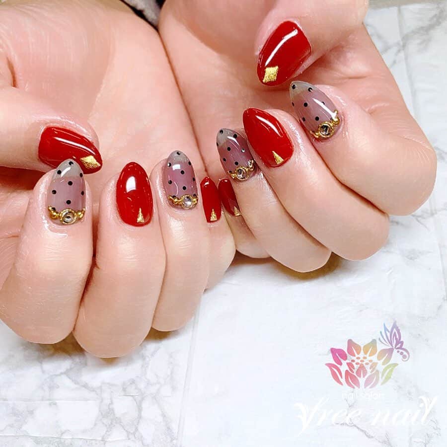 free nail フリーネイルのインスタグラム：「. お客様ネイル💅🏻🌱 . シースルードットネイル🎱💫 . 大人可愛い🌝❤️ . ▶︎▶︎▶︎スワイプして動画も見てね☝︎🎬✨ . ご来店ありがとうございました🙇🏻‍♀️🙇🏻‍♀️🙇🏻‍♀️💗 . #ネイルアート #ジェルネイル #ネイルサロン #大阪ネイルサロン #ネイルデザイン #ネイルチェンジ #シースルーネイル #ドットネイル #ブラックネイル #クリアネイル #赤ネイル #レッドネイル #デザインネイル #トレンドネイル #シンプルネイル #大人ネイル #春ネイル #springnails #nailsart #nailsdid #美甲 #日式美甲 #日式美甲胶 #日本美甲师 #日本美甲老师 #美甲上课 #日本胶 #フリーネイル #freenail」