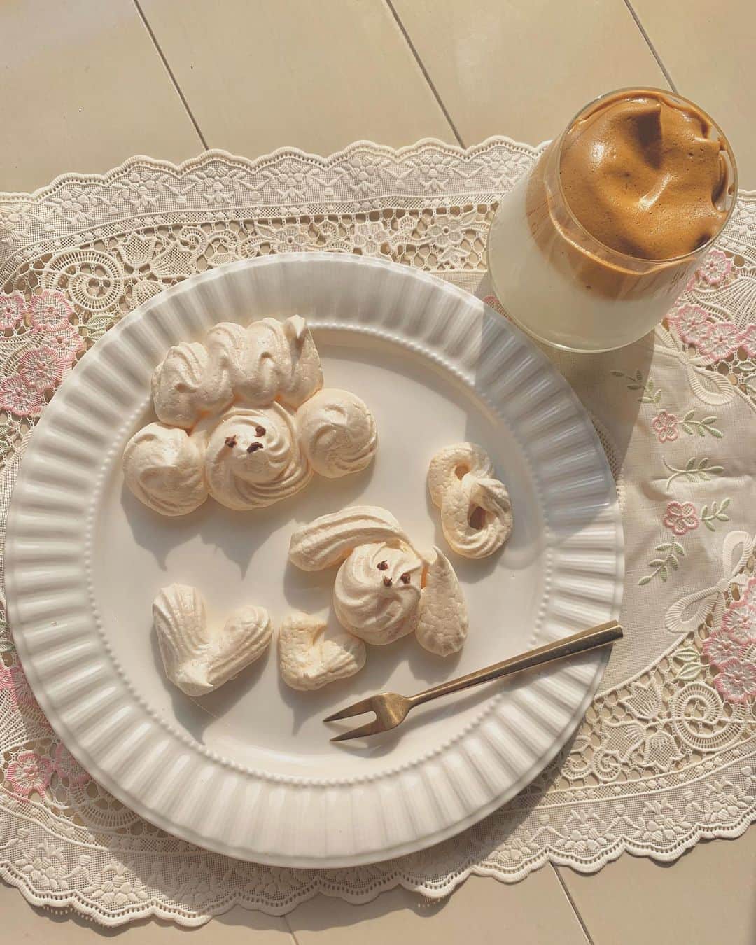 吉川七瀬さんのインスタグラム写真 - (吉川七瀬Instagram)「今日は可愛いメレンゲクッキーを作ったよ🥰 めちゃめちゃ可愛くできた😍 そして！CBCラジオで学んだ今話題のダルゴナコーヒーも作ってみた☕️ おしゃれ〜🥳 #エイトちゃんのおうち時間  #おうちカフェ #メレンゲクッキー #ダルゴナコーヒー」4月9日 20時35分 - yoshikawa_nanase
