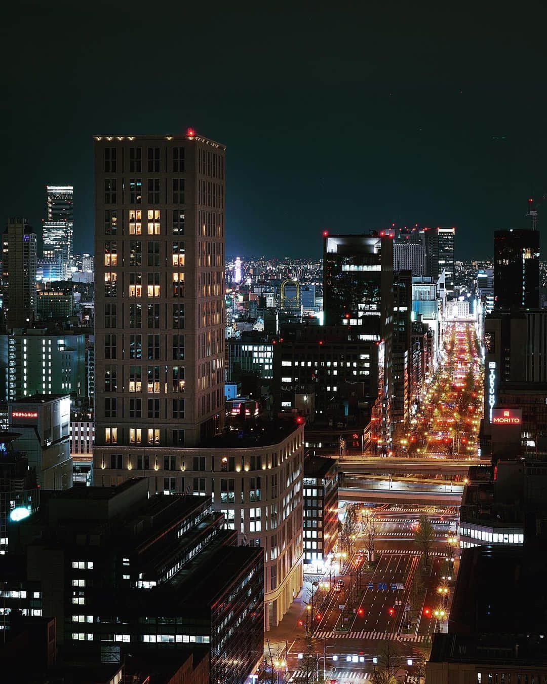 The St. Regis Osakaさんのインスタグラム写真 - (The St. Regis OsakaInstagram)「⠀ セントレジスホテル大阪は 大阪に笑顔と一体感を もたらすために Light Up For Hopeに参加しています。  今夜、当ホテルにて 明るく輝くスマイルのライトアップをご覧いただけます。  これは、前向きな心を放ち より豊かで充実した旅行体験が 待ち受けているという希望を持たせてくれる 幸せな姿勢を表しています。  当ホテルおよび従業員一同が 皆さまにとって新たに思い出に残る瞬間を お届けするためにお待ちしております。 ⠀ 皆さまとともにこの状況を乗り越え ここからさらに強く立ち上がれると信じております。  その時が来るまで どうか安全に、そして健康にお過ごしください。 ⠀ 😊セントレジスホテル大阪チーム一同  #LightforHope ⠀  The St. Regis Osaka is proud to Light Up For Hope in effort to bring a smile and a feeling of togetherness in the city of Osaka. Tonight, watch our hotel light up with a smiling face, a happy demeanor that radiates positivity and instills hope that richer, more fulfilling travel experiences are awaiting, and our hotel and associates will be here waiting to create new memorable moments for each of you. We are hopeful that we will come out of this together and stronger. Till then stay safe and stay healthy. ⠀ 😊the team at The St. Regis Osaka ⠀  #LightforHope ⠀」4月9日 20時36分 - stregisosaka