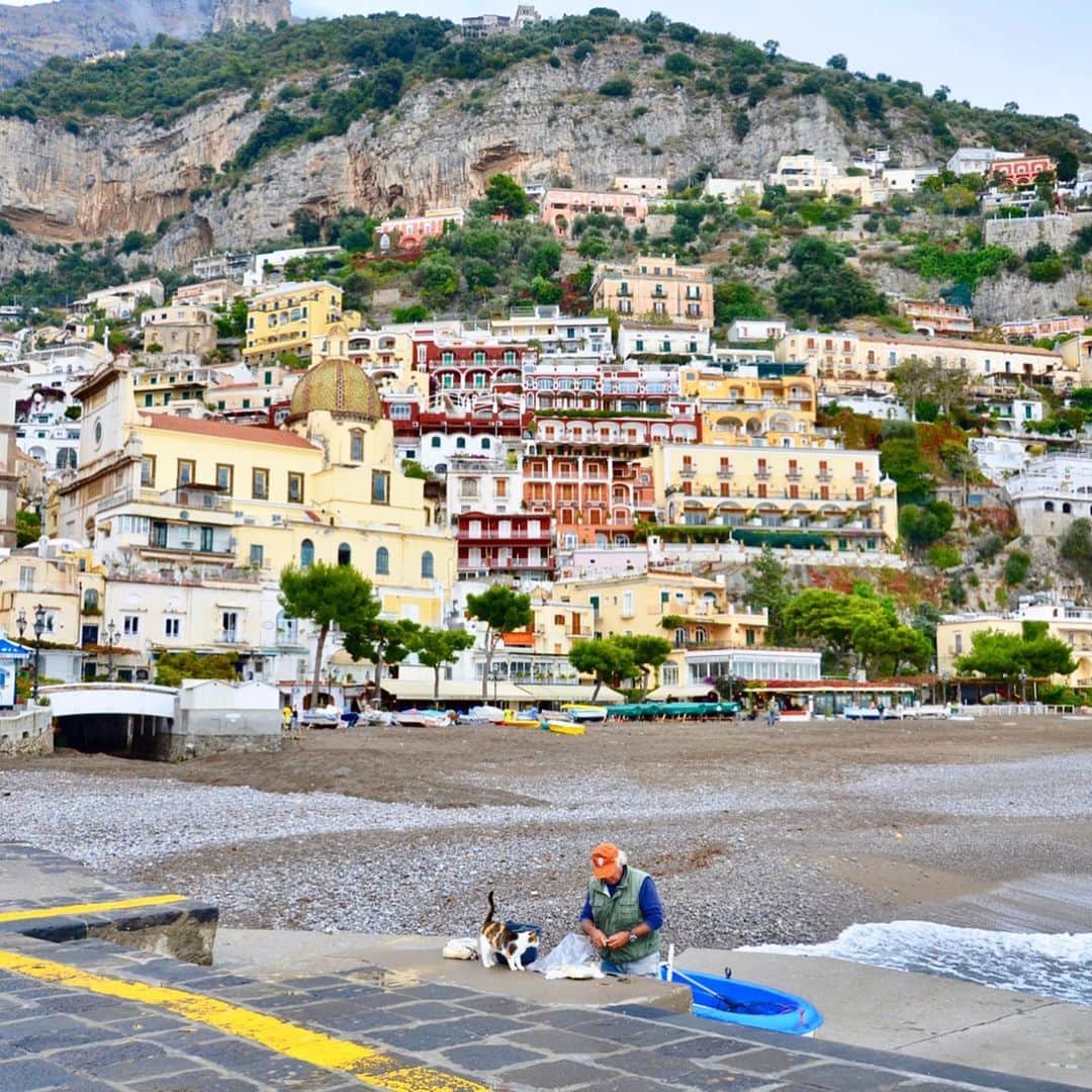 小林希さんのインスタグラム写真 - (小林希Instagram)「❤︎思い出トリップ 03❤︎﻿ イタリアのポジターノ。﻿ ナポリからアマルフィへ向かう途中﻿ 立ち寄った小さな港町。﻿ アマルフィ海岸の西側にある﻿ 秘境感のある静かな町。﻿ 山の斜面に建ち並ぶ家々は﻿ 絵画の如く味わい深くて、ちょっと﻿ ノスタルジックだった。﻿ 雨上がり、海のほうへ出ると、﻿ 猫とおじいさん。﻿ ボートにのって釣りをして、﻿ 戻っきたら小魚をあげていた。﻿ いつもの光景なんだろうな。﻿ 猫が海を眺める後ろ姿がとても﻿ 印象に残っている。﻿ ﻿ いま、ふたりは、この日課を﻿ ちゃんと続けてるのかしら？﻿ ふと、そんなことに思いを馳せる。﻿ イタリアもどうか、1日でも早く﻿ 心穏やかな日が来ますように。﻿ ﻿ ﻿ ❤︎MEMORIES OF TRIP 03❤︎﻿ ﻿ Positano in Italy.﻿ It's a small port town I stopped by on the way to Amalfi from Napoli.﻿ And it is west of Amalfi Coast and calm like a unexplored region.﻿ Houses built on mountain slope had picturesque beauty and were a little nostalgic.﻿ After the rain,I walked towards the beach and then there were cat and older man.﻿ After the man got on a boat and fished, he returned and fed the cat.﻿ I guess that was a usual sight.﻿ The cat overlooking the sea was impressive.﻿ ﻿ I'm wondering if they keep doing this routine.﻿ I hope Italy also will return to another ordinary day as soon as possible.﻿ ﻿ #思い出トリップ#美しい村#italy #positano #travel#trip#journey#travel#trip#journey#旅行好きな人と繋がりたい#イタリア#ポジターノ#アマルフィ海岸﻿」4月9日 20時43分 - nozokoneko