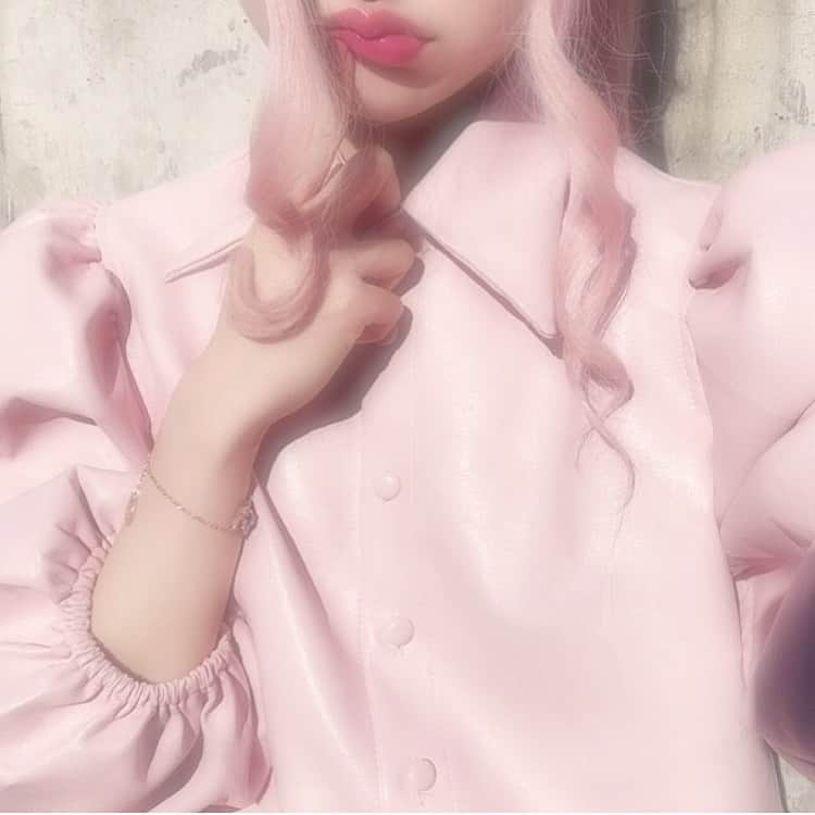 胡桃兎愛のインスタグラム：「ripについて質問をよく頂くので💄 胡桃は基本的に赤系よりピンク系を使う事が多いです◎ ライブの時などに1番よく使うリップはNARSパワーマットリップピグメントの2762でマットじゃなくぷるっとさせたい気分の時はジルスチュアートのエターナルシマリングリップグロスを重ねる事が多いです！ あとはイヴ・サンローランのルージュヴォリュプテロックシャイン3やラデュレのリキッドルージュ05が多いです！ なるべく暗い色や濃い色よりコーラルよりのピンクを使う事が最近は増えています！ 真っ赤な口紅も好きだし、暗めの色、はっきりしたピンクなども好きなので気分や季節によって変えています！ 今使っている色よりも更にヌーディなカラーが似合う人になるのが今の理想です❤︎ (写真は撮り溜めしていたやつ！！今日じゃないです！)」