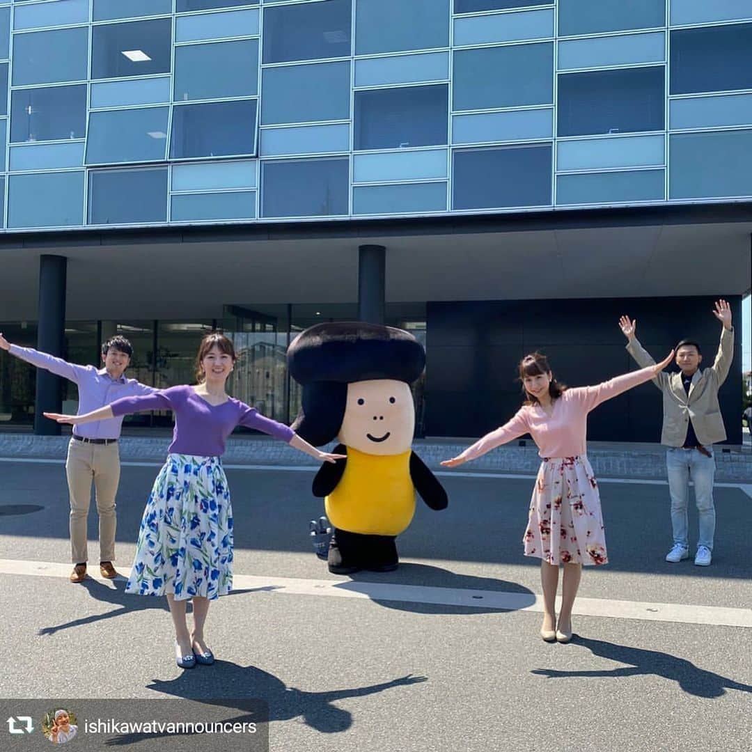 のインスタグラム：「石川テレビの公式Instagramより🥳  @ishikawatvannouncers  平日は毎日アナウンサーが順番に投稿しています🤩 初めてのリポスト…上手く出来ているのかな🤔 ↓ ↓ ↓ こんにちは！今日は今井 @imai_yurie が担当します🌸 . 今日はアナウンサーみんなで、とある撮影をしました❣️ キュートな石川さんも一緒です🥰🥰 青空のもとでフォーメーションを組んだり、、 まこちゃん、平井ちゃんは何の動きをしてるんでしょう…？！ . 完成映像は近日公開です✨ 予想しながら、お楽しみにー❣️❣️ @kabuto_iida @kawai8221 @makokawatani @kaitoakisue .  #石川テレビ  #アナウンサー  #石川さん」