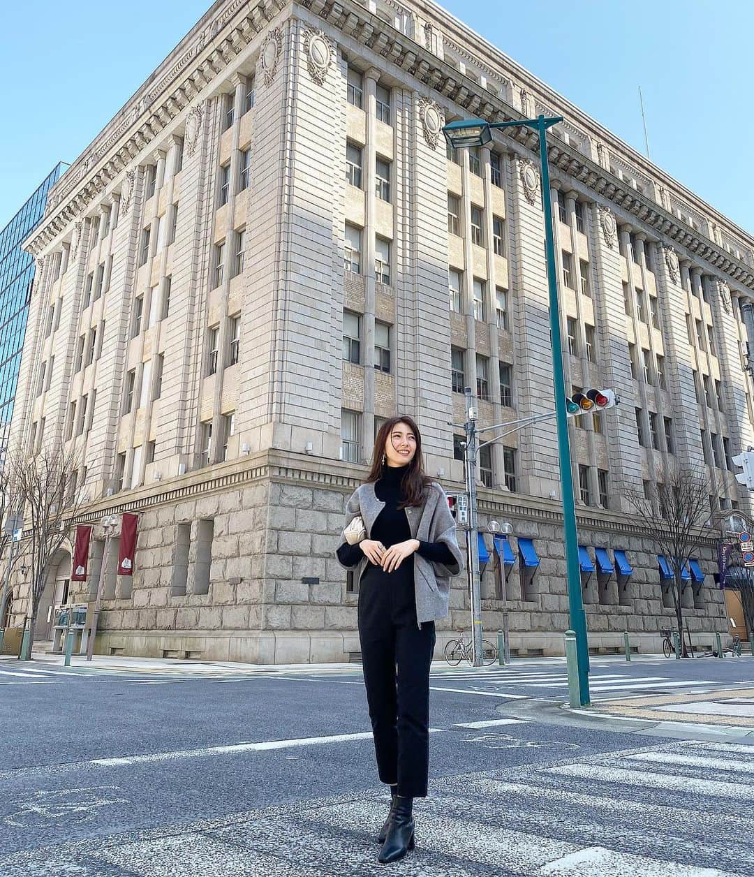 湯浅喬子のインスタグラム：「ショート丈のアウターばっかり♥️ #tb  自粛中は、お尻の筋トレ🍑や ゴルフのパター練習にはまりちゅう✨」