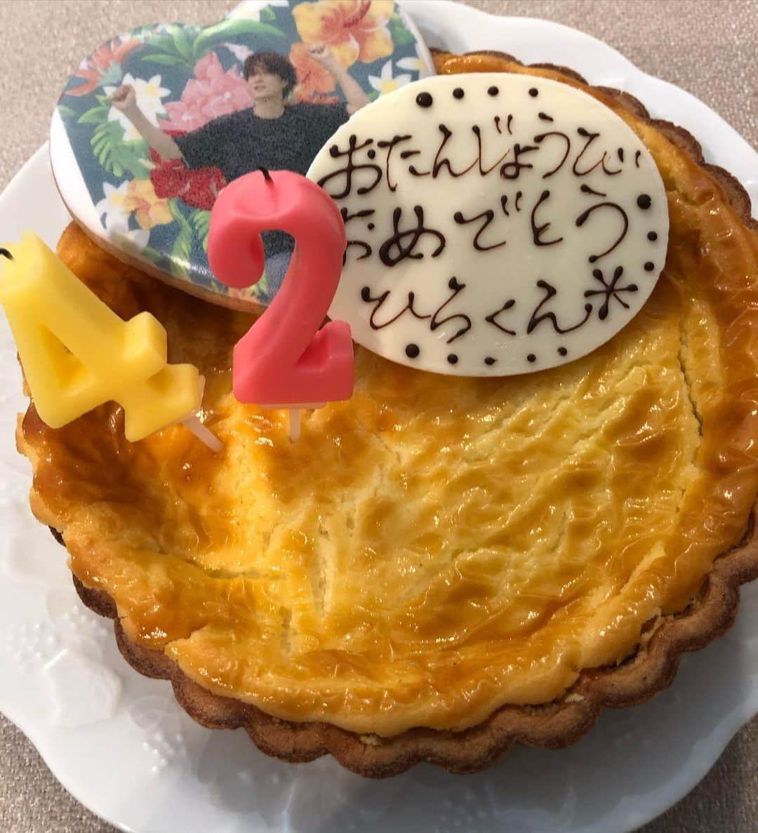 雛形あきこさんのインスタグラム写真 - (雛形あきこInstagram)「今日は旦那さんの誕生日 #ゆっくり #お家でケーキして #ご飯を食べたら #映画観て #そんな誕生日も良いよね　 #バースデーボーイ」4月9日 20時53分 - akiko_hinagata