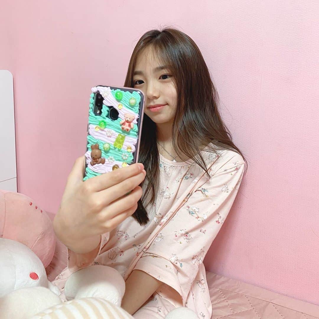 ウンチェのインスタグラム：「. 누나 #셀카 찍고 있는데 난입 🙊 요즘 사진 찍자하면 , 최대한 못 생기게 찡그리기 - (자기딴엔 웃는것) - - - - #키즈모델 #아역배우 #이은채 #daily #일상 #초딩스타그램 #오늘은 #폰케이스만들기 로 #하루잘보냄 #낼은뭐할까 #내맘대로다꾸다꾸 💚 @daggu.co.kr  daggu.co.kr」
