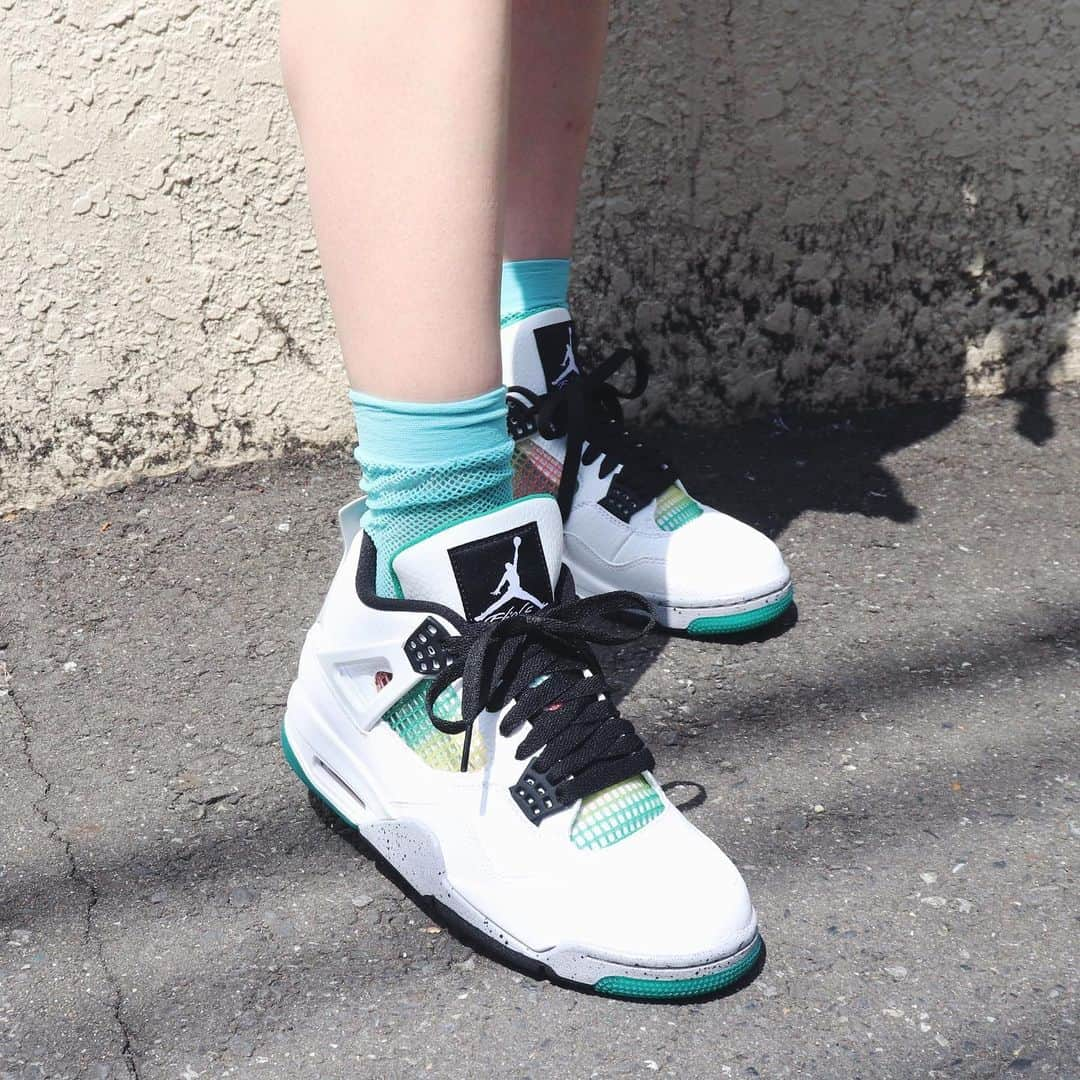 アトモスガールズ/atmos girlsさんのインスタグラム写真 - (アトモスガールズ/atmos girlsInstagram)「. 4/16(THU)よりWMNS AIR JORDAN 4 RETROが登場。 世界中のファンに支持されたエア ジョーダン 4は、スニーカーカルチャーでも指折りの愛すべき定番。ホワイトのレザーアッパーを纏った最新エディションでは、鮮やかなグラデーションカラーのメッシュがさまざまなスタイリングのワンポイントになること間違いなし🔥 ぜひチェックしてみてください！ . #atmos#atmospink#nike#airjordan #アトモス#アトモスピンク#ナイキ」4月9日 20時59分 - atmos_pink_official