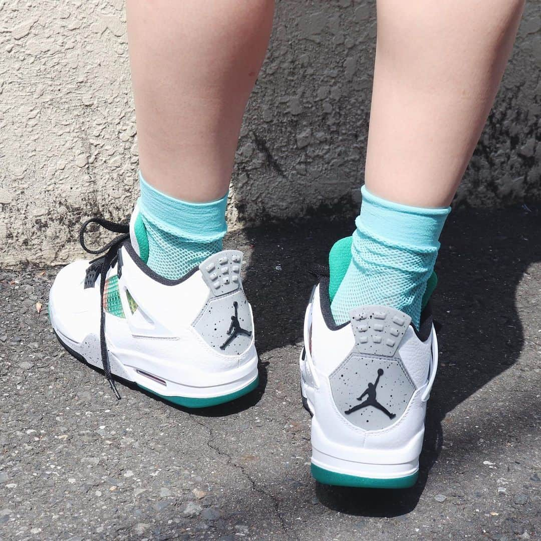 アトモスガールズ/atmos girlsさんのインスタグラム写真 - (アトモスガールズ/atmos girlsInstagram)「. 4/16(THU)よりWMNS AIR JORDAN 4 RETROが登場。 世界中のファンに支持されたエア ジョーダン 4は、スニーカーカルチャーでも指折りの愛すべき定番。ホワイトのレザーアッパーを纏った最新エディションでは、鮮やかなグラデーションカラーのメッシュがさまざまなスタイリングのワンポイントになること間違いなし🔥 ぜひチェックしてみてください！ . #atmos#atmospink#nike#airjordan #アトモス#アトモスピンク#ナイキ」4月9日 20時59分 - atmos_pink_official