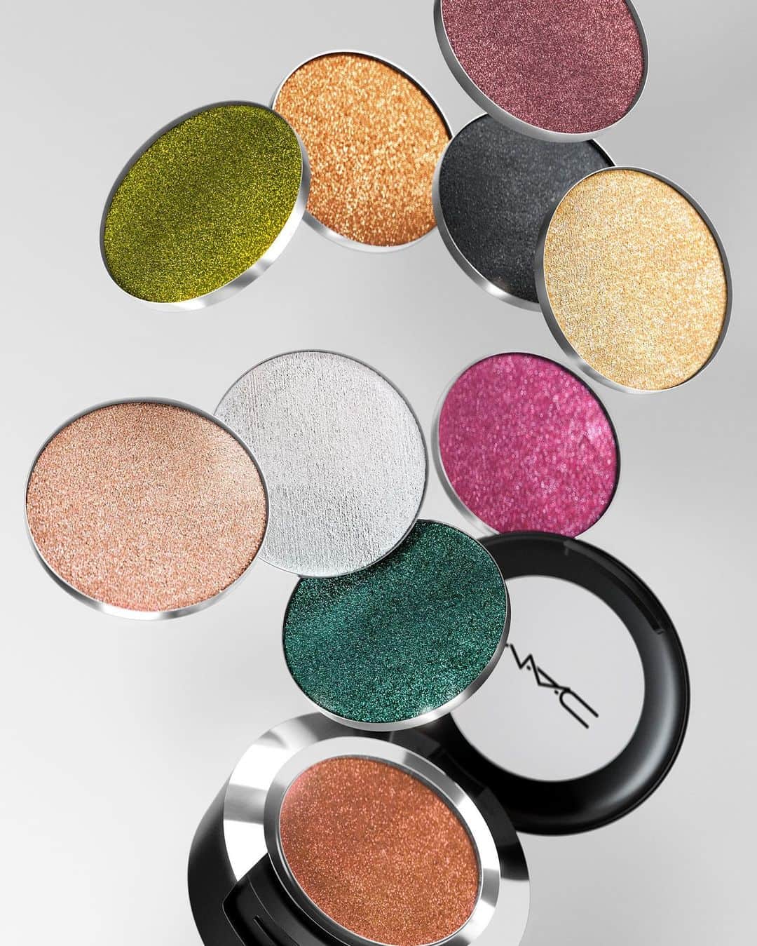M∙A∙C Cosmetics Japanのインスタグラム：「【明日発売】﻿ ひと塗りでまばゆい輝きを放つアイシャドウが新登場✨﻿カラーは全10色🌈 パウダーなのにクリーミーでなめらかなテクスチャーが、濡れたようなメタリックアイを演出。﻿ 12時間化粧持ち*。﻿ ﻿ 本日のInstagram LIVEで @rumikoikedaharrismakeup が使用したカラーは﻿、キス オブ クリムトです💎✨﻿ 明日の発売をお見逃しなく！﻿ ㅤ﻿ ㅤ﻿ ＊化粧もち (薄れ)データ取得済み(当社調べ。効果には個人差があります)﻿ ㅤ﻿ *4/10（金）公式オンラインショップ & 全国発売﻿ ㅤ﻿ *休業期間中の発売コレクションにつきましては、M・A・C公式オンラインショップおよび休業対象外店舗にて、予定通り発売いたします。﻿ 休業店舗につきましては、休業期間終了後の発売を予定しております。﻿ ㅤ﻿ ㅤ﻿ #MACMoreThanMeetsTheEye #MACDazzleShadowExtreme﻿ #MACダズルシャドウエクストリーム﻿ ㅤ﻿ #MACCosmeticsJapan #MACCosmetics #MAC #MACコスメ #コスメ #メイク #化粧品 #デパコス #コスメ部 #コスメ好きさんと繋がりたい #コスメ紹介 #おすすめコスメ #新作コスメ #春メイク #春コスメ #ラメメイク #トレンドメイク #新色アイシャドウ #アイシャドウ #ラメシャドウ﻿」