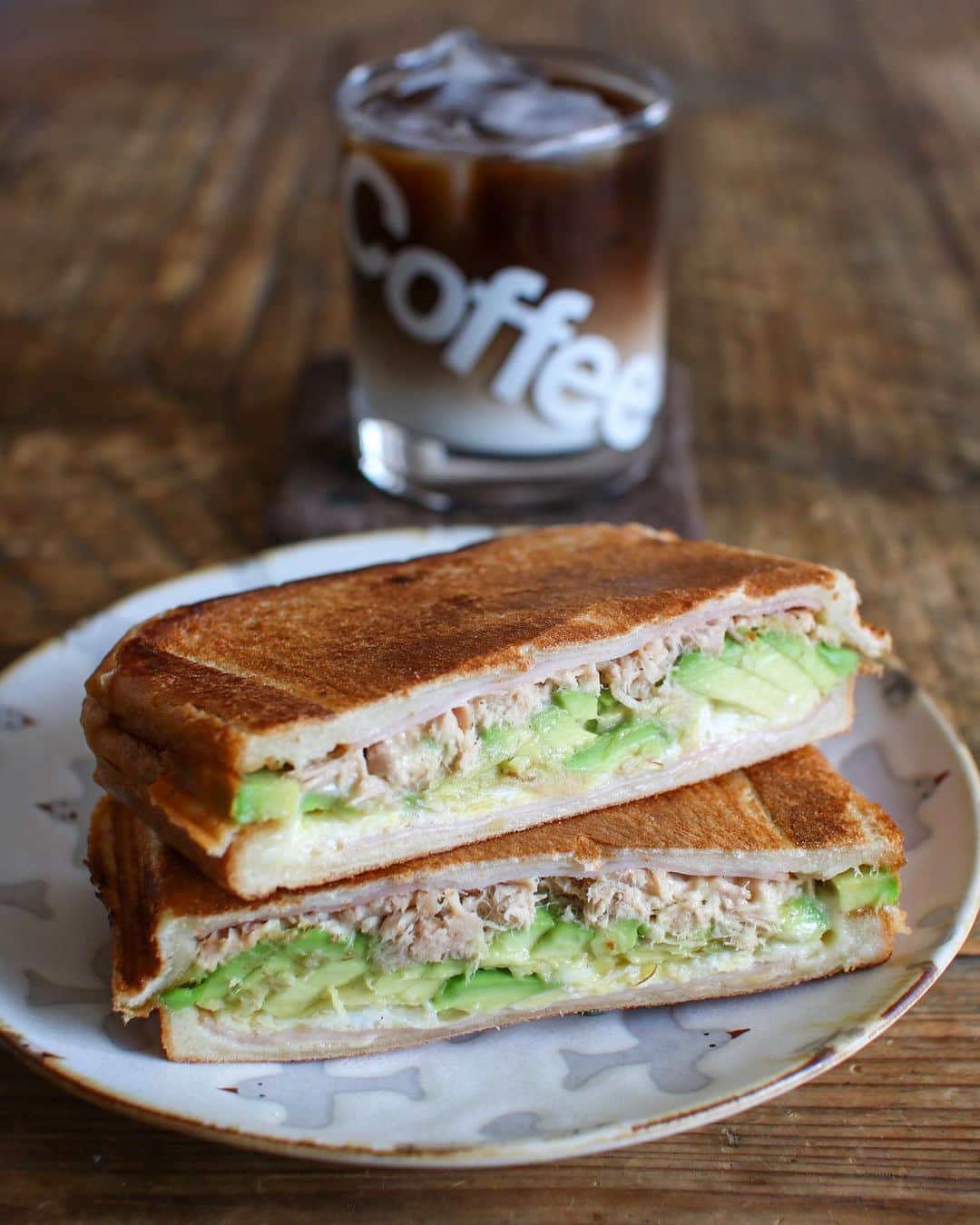 のインスタグラム：「ダッシュで帰宅して昼ごはん。 今日は#ホットサンド 🥪 #バウルー で作ったからペタンコになったけど、6枚切り食パン2枚、とろけるチーズ1枚、アボカド1/2個、卵1個(スクランブルエッグ)、ツナ1缶とマヨを使っているので、なかなかの食べ応えですのよ😋 ・ #在宅楽飯 のタグをフォローしているのですが、とある投稿に、 『夫がテレワークになって毎日昼食を食べるようになり食費が増えたので、ごはん🍚食べ放題＋コーヒー付きの昼食に500円をお支払いいただく』 みたいなキャプションを見つけました😃 旦那様は500円で日替わりの美味しいランチを食べることができ(テレワークじゃなければワンコインでお腹いっぱいはなかなか難しいと思われる)、奥様は思わぬお小遣いが嬉しくてごはん作りをちょっと楽しく頑張れそう😃 奥様だけ食費と労力が増えるというのは、長く続くとストレスになりそうだから、こういうシステムもアリだなと思った次第であります👏😊 ・ #橋本美貴子 #お助けメニュー #お助けレシピ #ホットサンド #sandwich #サンドイッチ #テレワーク飯 #コロナに負けるな #簡単レシピ #gohan #私のおいしい写真 #foodporn #onthetable #foodstagram #暮らし #おうちごはん #instafood #日々の暮らし #いただきます #うつわ #器 #wp_deli_japan #おうちごはんlover #IGersJP #とりあえず野菜食 #フーディーテーブル」