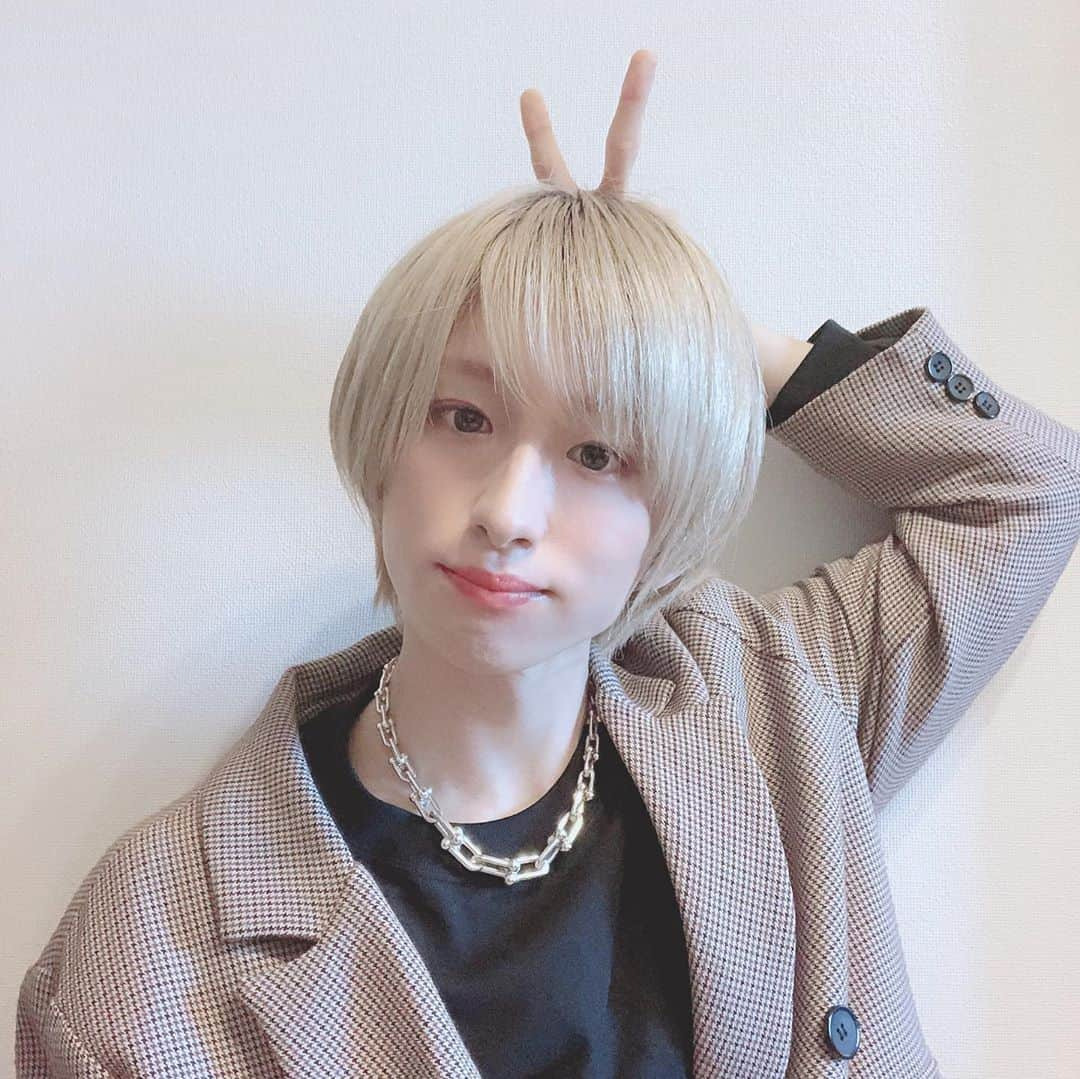 SHOYA【ANFiNY】さんのインスタグラム写真 - (SHOYA【ANFiNY】Instagram)「今日は友達とオンライン飲み会したよ🤣笑  これも立派なおうち時間の楽しみ方だね。笑  みんなはなにして過ごしてるのー？  #anfiny #shoya #tiffany #selfie #おうち時間 #おうち時間を楽しむ #リモート飲み会 #韓国ファッションコーデ #韓国ファッション #メンズコーデ #メンズファッション #美容 #美容男子 #メンズメイク」4月9日 21時12分 - shoya_anfiny