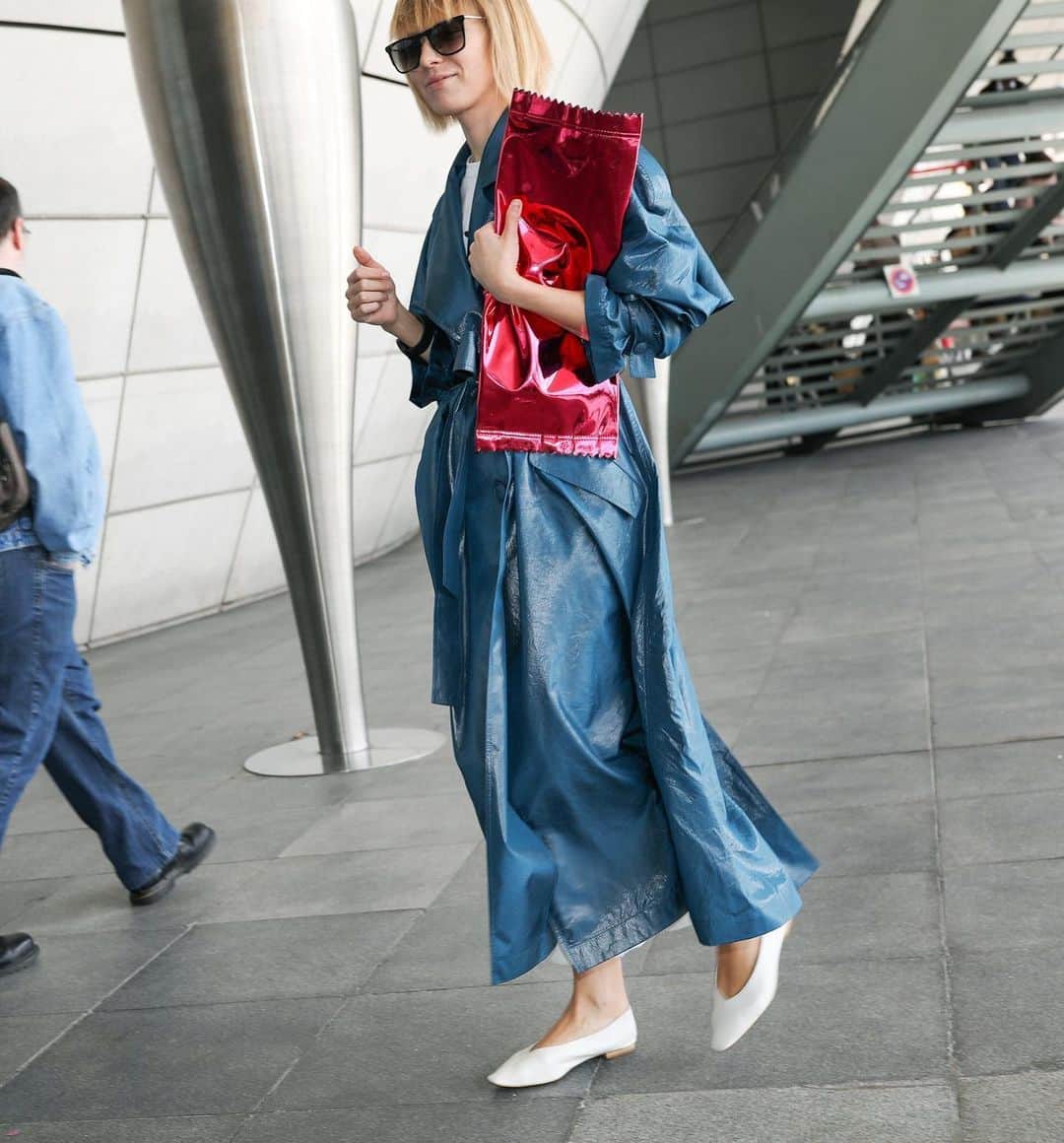 Vogue Taiwan Officialさんのインスタグラム写真 - (Vogue Taiwan OfficialInstagram)「#VogueFashionNow﻿  居家上班再度掀起一波「睡衣時尚」潮，睡衣並非等同不修邊幅，它其實充滿時尚潛力，尤其是同色系的成套睡衣，更是時尚潮人居家上班 #WFH 的新寵單品；而一件柔軟的絲質睡袍、飾有蕾絲的飄逸睡衣裙，或是有著波希米亞印花的度假風披肩，也是睡衣時尚中出鏡率極高的單品。 ﻿ 20款睡衣街拍靈感請點 @voguetaiwan 首頁連結﻿ ﻿ #pajamas #covid19 #staysafe #workfromhome ﻿ 🖊 #itstifflu」4月9日 21時16分 - voguetaiwan