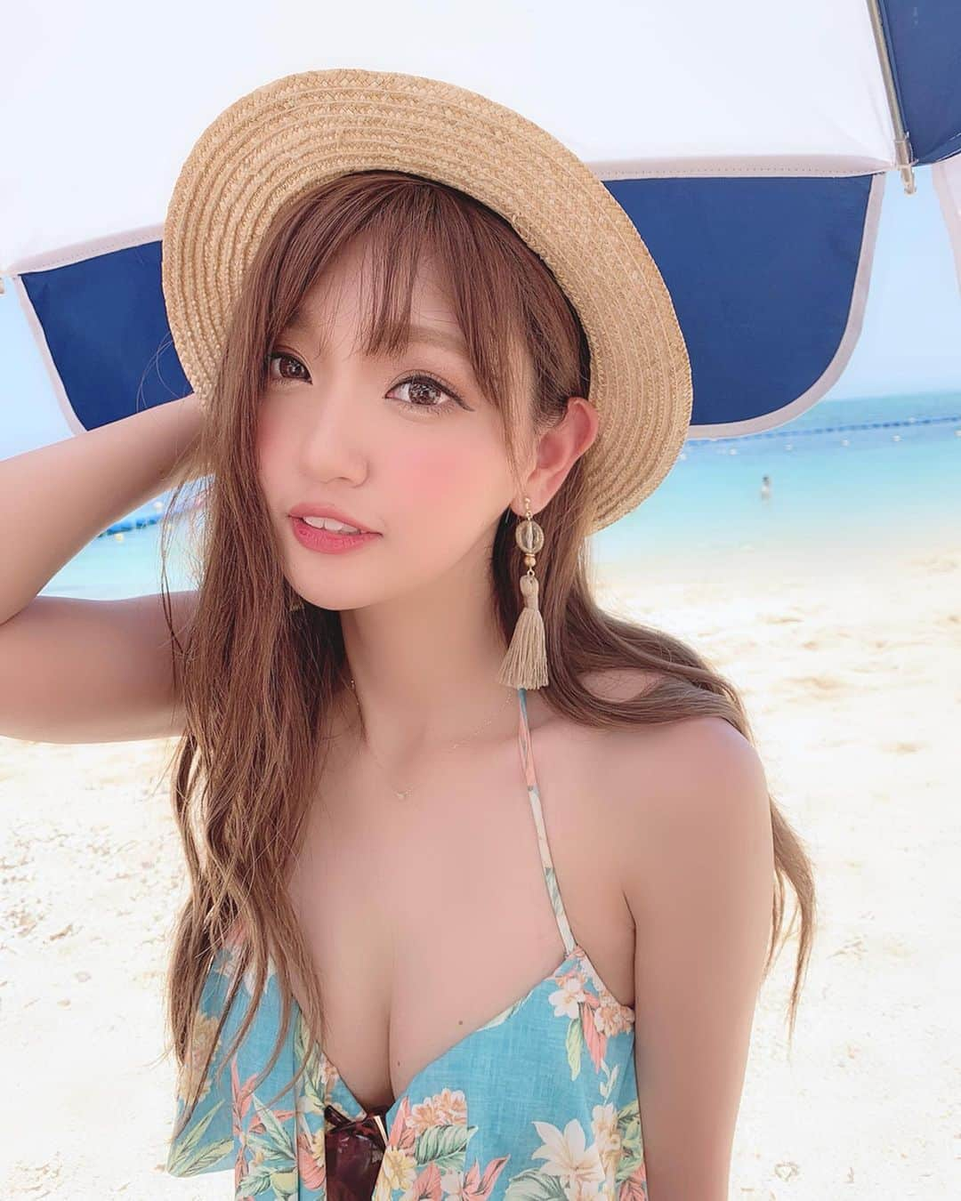 いっちゃん/嶋津 いつみさんのインスタグラム写真 - (いっちゃん/嶋津 いつみInstagram)「. . ストーリーに載せたら 意外と女性からもお褒めの言葉をいただいて…😢❤️ . . . もっと見たい！って 言って貰えたので載せちゃう🤨✨✨✨ . . . . . でもほんまに私のスタイルは 詐欺の塊やから←w . . . . . いつか…いつか女性限定の イベント的なことができることがあったら この詐欺を伝授したい😭🙏🏻💨 . . . . . ちなみにこれは 去年の5月にお仕事で行った沖縄のビーチ⭐️ . . . 今年の夏はどうなるんかなー？？ 海でわいわい楽しめる世の中になってるといいよね☺️💓 . . . . . . #関西  #関西サロモ  #サロンモデル #サロモ #いっちゃん  #フリーモデル #関西モデル  #あざといっちゃん #かわいっちゃん #いっちゃんコーデ #ブライダルモデル #アレンジモデル #ヘアカラー  #ヘアアレンジ #沖縄 #ロングヘア #スーパーロング  #水着 . . . . 水着写真に限りですが 私が不適切だな。と感じたコメントに関しては 見つけ次第削除させていただきます🙇‍♀️」4月9日 21時18分 - istumiiiru