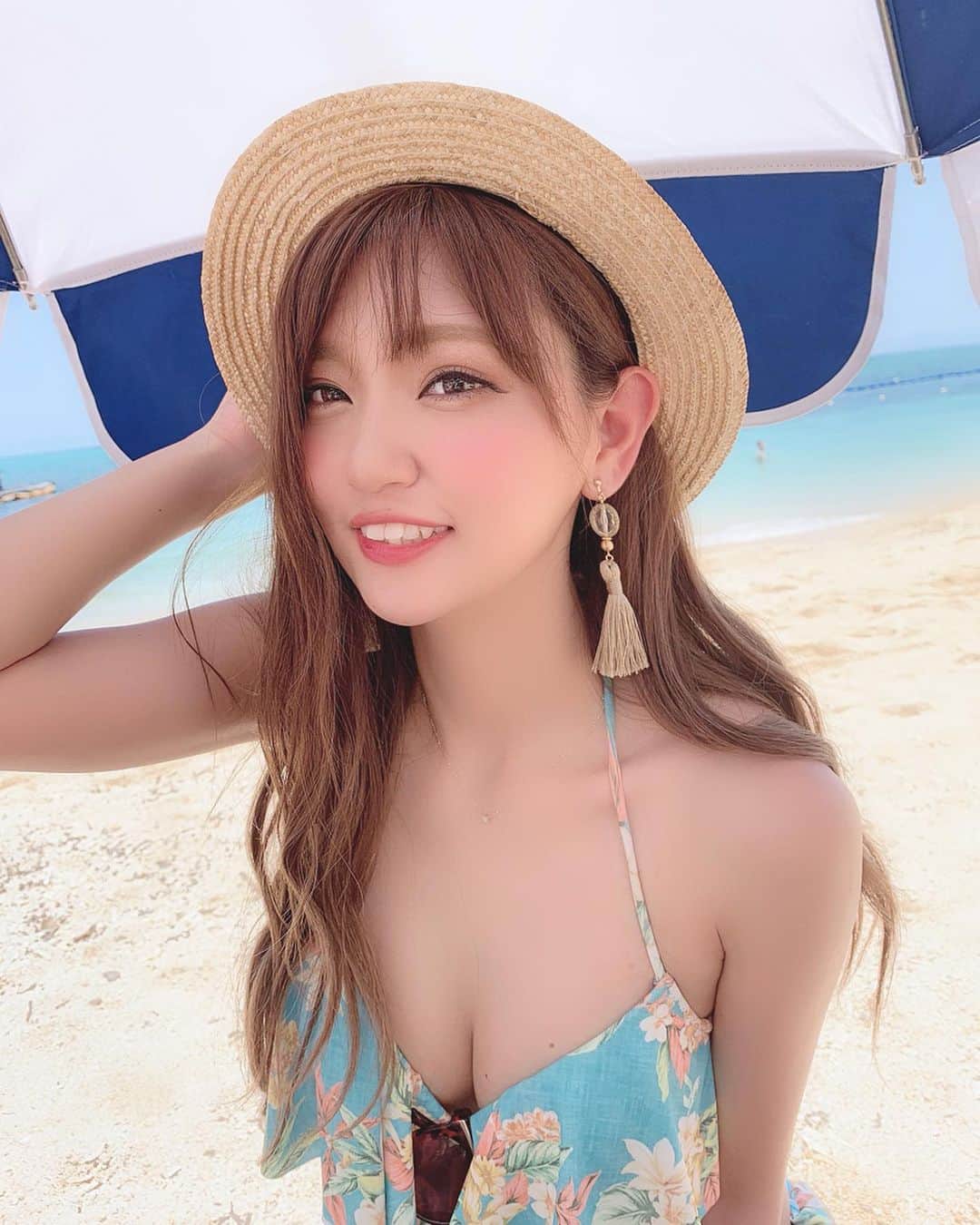 いっちゃん/嶋津 いつみのインスタグラム：「. . ストーリーに載せたら 意外と女性からもお褒めの言葉をいただいて…😢❤️ . . . もっと見たい！って 言って貰えたので載せちゃう🤨✨✨✨ . . . . . でもほんまに私のスタイルは 詐欺の塊やから←w . . . . . いつか…いつか女性限定の イベント的なことができることがあったら この詐欺を伝授したい😭🙏🏻💨 . . . . . ちなみにこれは 去年の5月にお仕事で行った沖縄のビーチ⭐️ . . . 今年の夏はどうなるんかなー？？ 海でわいわい楽しめる世の中になってるといいよね☺️💓 . . . . . . #関西  #関西サロモ  #サロンモデル #サロモ #いっちゃん  #フリーモデル #関西モデル  #あざといっちゃん #かわいっちゃん #いっちゃんコーデ #ブライダルモデル #アレンジモデル #ヘアカラー  #ヘアアレンジ #沖縄 #ロングヘア #スーパーロング  #水着 . . . . 水着写真に限りですが 私が不適切だな。と感じたコメントに関しては 見つけ次第削除させていただきます🙇‍♀️」