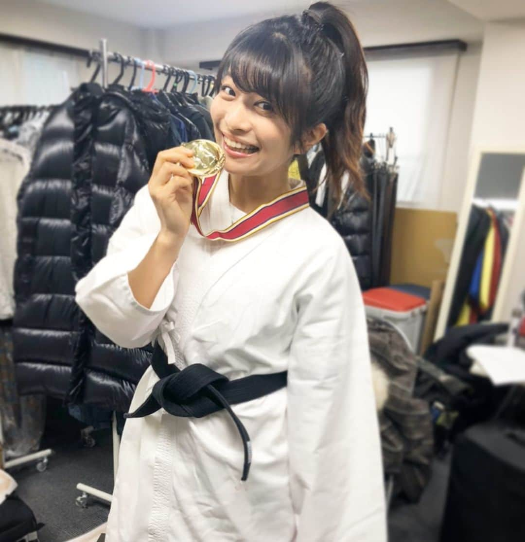 三倉茉奈さんのインスタグラム写真 - (三倉茉奈Instagram)「写真の整理してたら、シロクロに出演した時の空手着の写真が。劇中写真用📷 そういえば佳奈もあな番で空手着着てたなぁ(2枚目)石崎洋子さん✨今いろんなドラマが無料で配信されていて嬉しいですよね。 また何か懐かしい写真出てきたら載せますー #シロクロ #あな番 #同じ枠で空手着 #twins」4月9日 21時19分 - mana_mikura_official