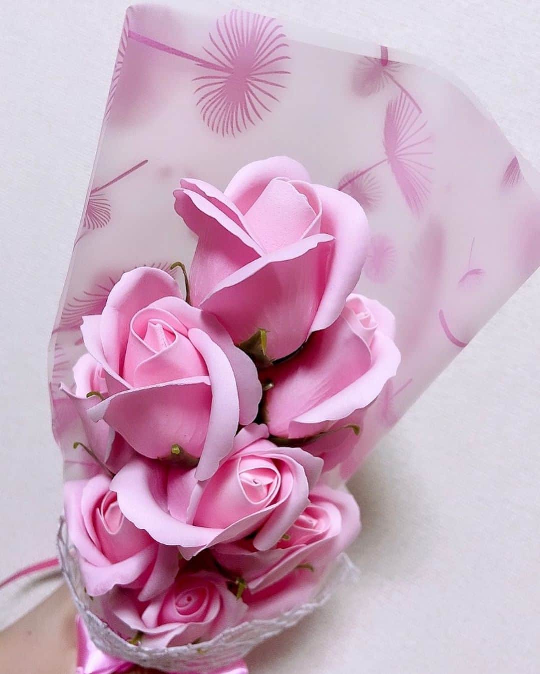 宮村ななこさんのインスタグラム写真 - (宮村ななこInstagram)「ファンの方から素敵なお手紙と、可愛らしい花束💐を頂きました。お花が大好き…！！とっても嬉しかったのです🥰大切に大切に、飾らせて頂きます✨どうもありがとう〜(*´꒳`*)💕　#flower #flowers #flowerstagram #rose #photography #photo #photooftheday #preservedflower」4月9日 21時21分 - miyamuchan_001