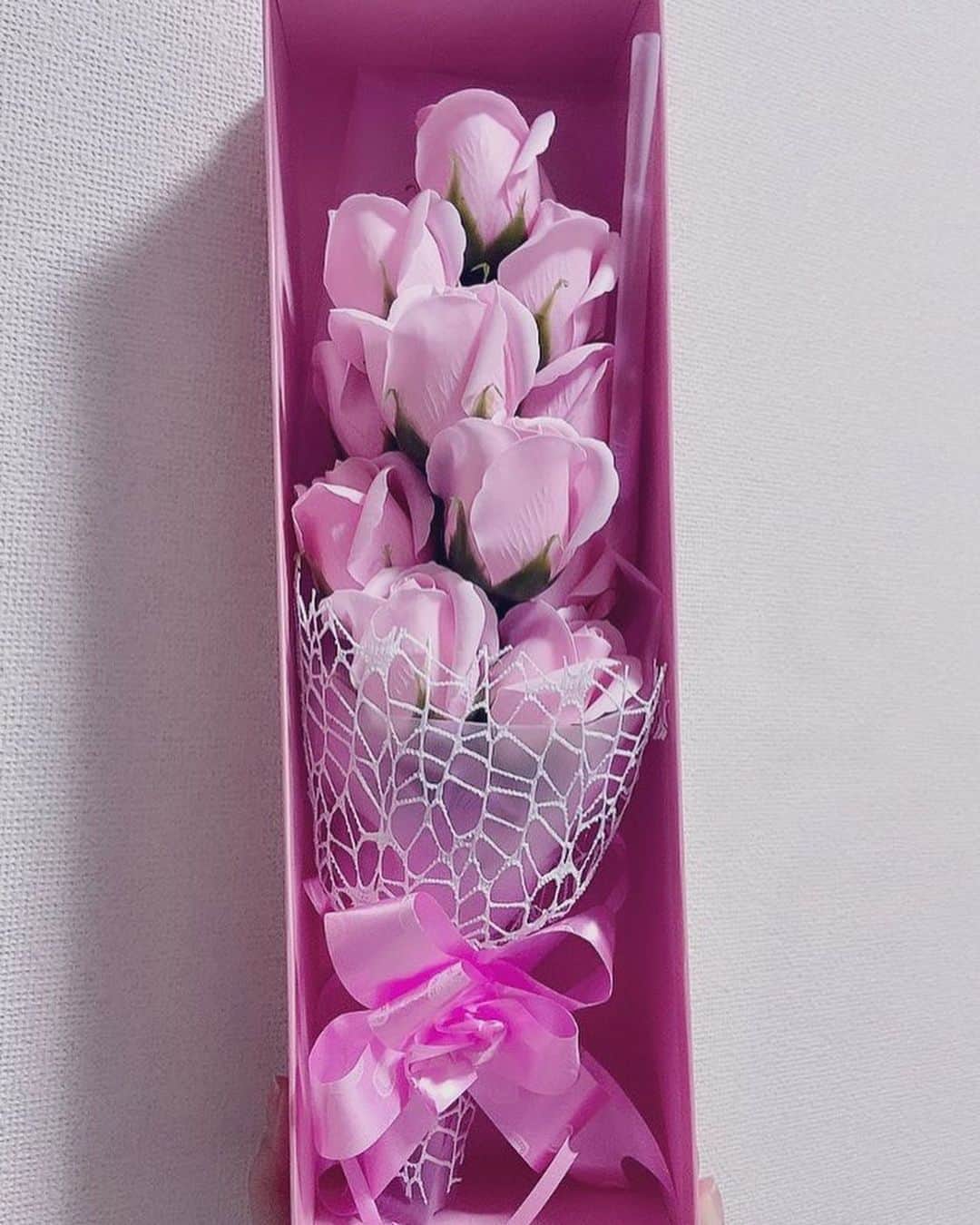 宮村ななこさんのインスタグラム写真 - (宮村ななこInstagram)「ファンの方から素敵なお手紙と、可愛らしい花束💐を頂きました。お花が大好き…！！とっても嬉しかったのです🥰大切に大切に、飾らせて頂きます✨どうもありがとう〜(*´꒳`*)💕　#flower #flowers #flowerstagram #rose #photography #photo #photooftheday #preservedflower」4月9日 21時21分 - miyamuchan_001