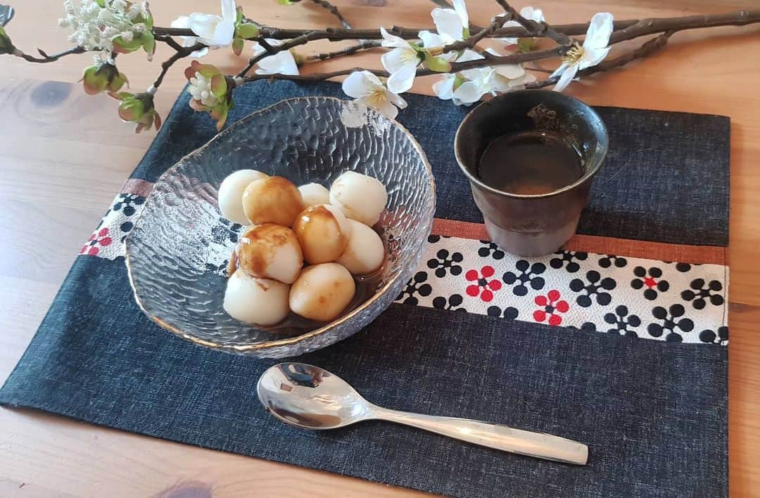 平井絵巳のインスタグラム：「お花見の事考えたら、 お団子が頭に浮かび、、👀🍡🌸 日本食のストックからだんご粉掘り出して！ はい、、 完璧に"花より団子"です、、 (一応、造花添えます！) 美味しゅうございました😋  mitarashi dango#Mochi#love#Japanese sweet#homemade#🌸#」