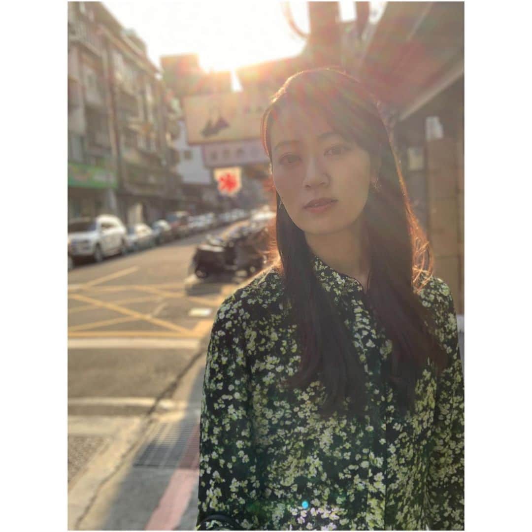 煌月爽矢のインスタグラム：「.﻿ .﻿ 授業がオンラインに切り替わっちゃって、やはりちょっと窮屈です(´･ω･｀)﻿ ﻿ 台湾は外出の自粛要請などはなく、普通の生活をしてはいますが…﻿ やっぱり人の多い所は行かないようにしております。。。﻿ ﻿ ﻿ 今日はあまりにも外の気候が気持ち良くてフラッとなんて事ない道を歩いてみました(*´ｪ｀*)﻿ リフレッシュ♡﻿ ﻿ ﻿ ﻿ 今天的天氣很舒服😌﻿ 台灣的四月天氣很有意思﻿ 忽熱忽冷😅😅😅﻿ 現在我的大學開始在網路上課…所以我在家裡的時間比較長💦﻿ 今天我散步了﻿ ﻿ ﻿ #台湾﻿ #台湾生活」