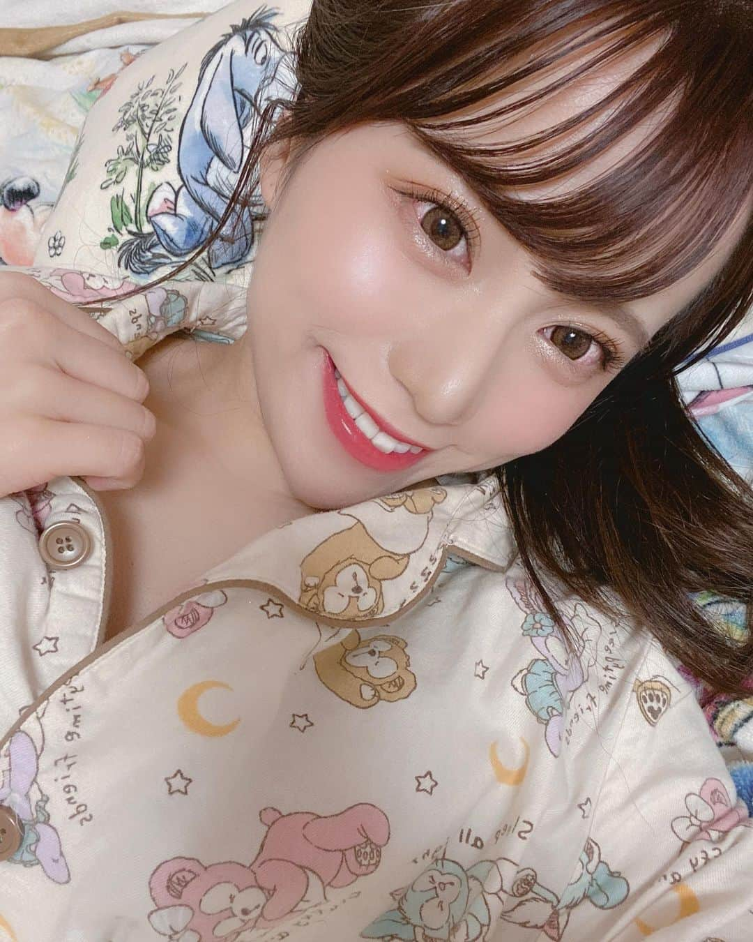 初美りんさんのインスタグラム写真 - (初美りんInstagram)「. . すっぴん汚いですが、すっぴんからメイクする動画をインスタライブでして . アーカイブのせてるのでみてね🥺❤️ . . . . #ストーリー　#メイク動画　#アーカイブ」4月9日 21時29分 - hatsumi_rin_x