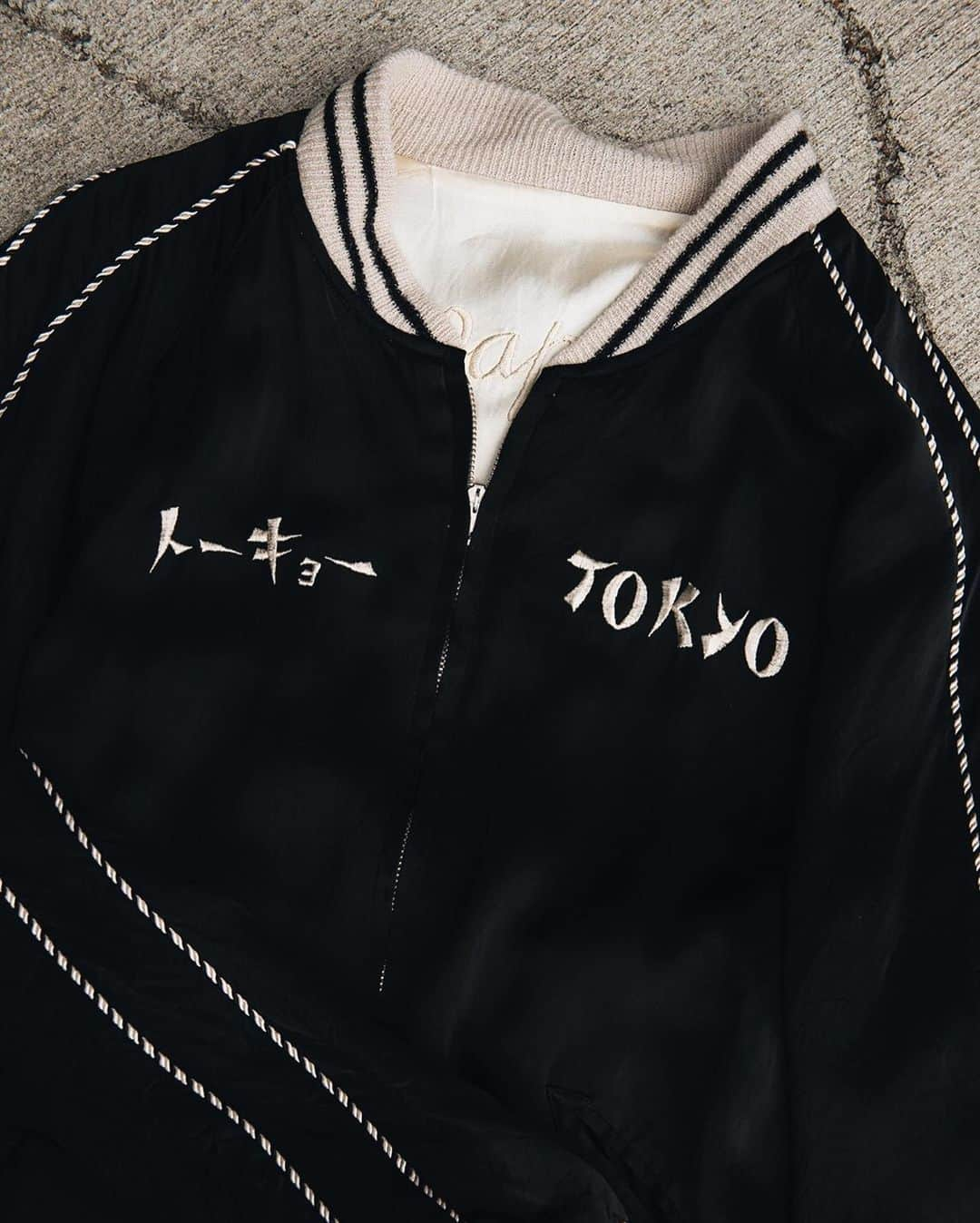 ビームスさんのインスタグラム写真 - (ビームスInstagram)「TAILOR TOYO×BEAMS JAPAN “YAMANOTE SUKA” 「東京」をテーマに象徴である「山手線」「東京タワー」などのデザインをバックに散りばめた特別仕様！  @beams_japan @beams_japan_shibuya  #beams #beamsjapan #beamsjapanshibuya #tailortoyo #kosho #japan #tokyo #shinjuku #shibuya #ビームス #ビームスジャパン #ビームスジャパン渋谷 #テーラー東洋 #港商 #日本 #東京 #新宿 #渋谷 #山の手線」4月9日 21時30分 - beams_official