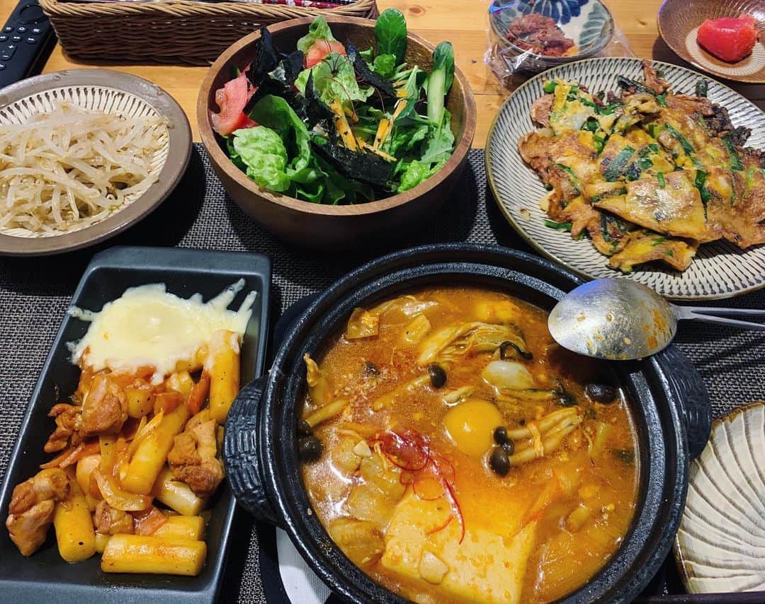 三倉茉奈さんのインスタグラム写真 - (三倉茉奈Instagram)「今日は韓国料理。純豆腐チゲ、トッポギ、チヂミ、チョレギサラダ、もやしナムル。 今は外食出来ないので、少しでも外食気分になれればなぁと試行錯誤。とはいえ、毎日昼夜と自炊してるとレパートリー不足になるっ。💦やったことない料理もチャレンジするいい機会かなと、レシピサイトとか見ながら毎日絞り出してます。笑 #stayhome  #cooking #韓国料理  #おうちごはん #献立」4月9日 21時33分 - mana_mikura_official