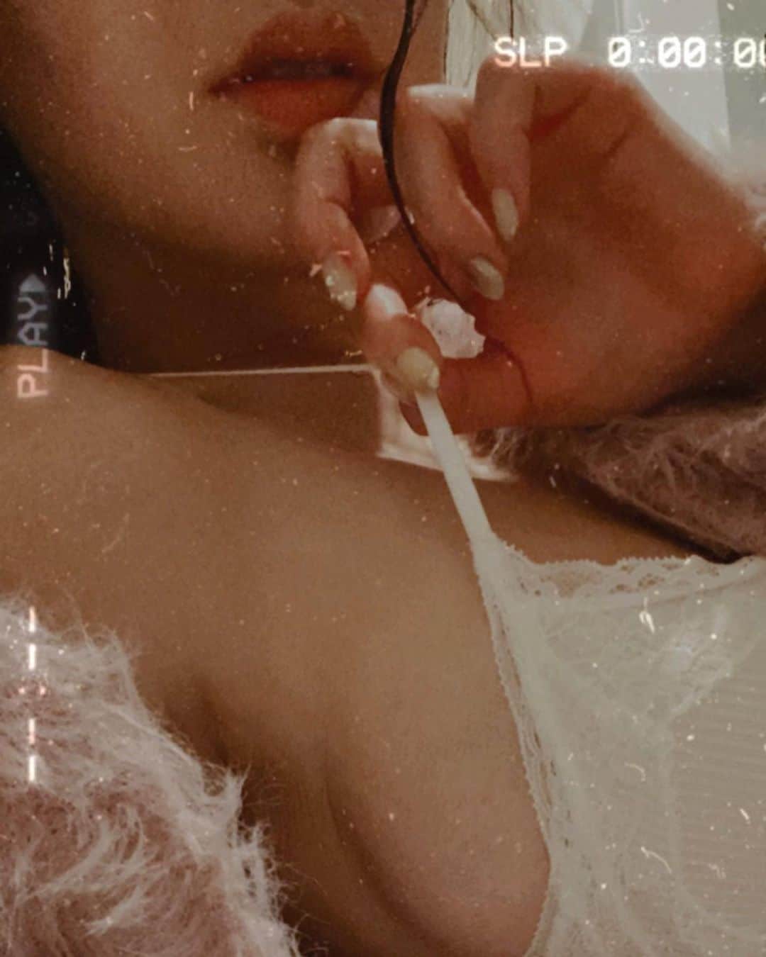 shihoのインスタグラム：「🕊🤍 @pantybar_official . . . オリジナルラインの『LOUNGE（ラウンジ）』から、Silk 100%で仕立てられた〝Silky シルキー〟が登場です。  コンセプトは、 Morning / Evening Lingerie 朝夕に纏いたい 大人の女性を解放するランジェリー 🌛 . . . . お部屋でもなるべく可愛く過ごせるとそれだけでhappyだよね…❤︎ . . . . . #lingerie」