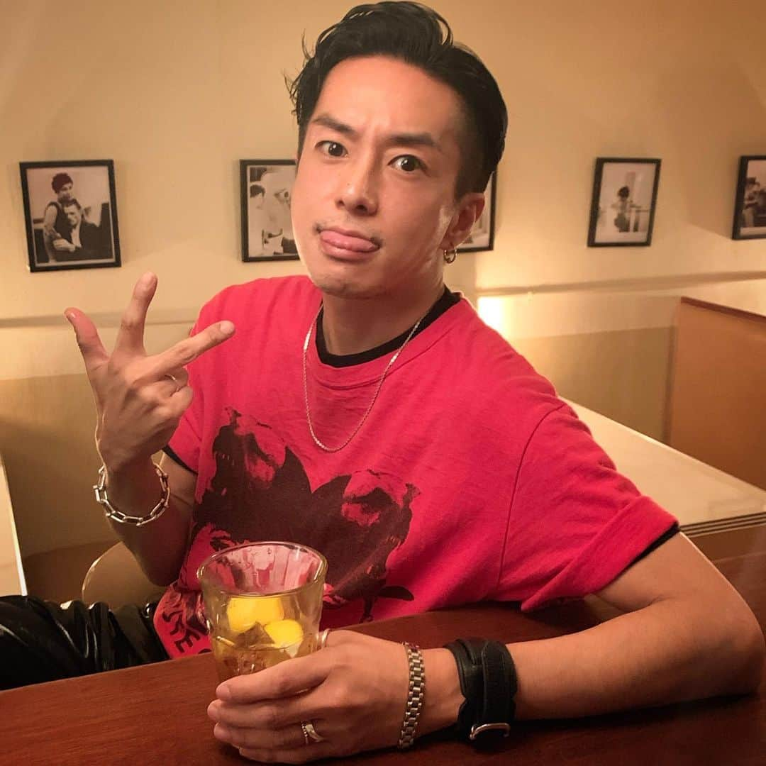 奈良裕也さんのインスタグラム写真 - (奈良裕也Instagram)「早く仲間で飲み行きたい🌹🥺 1人家飲みしない派 体が軽く感じるw 煙草やめれそうw 🚬 @BreakfastClub」4月9日 21時37分 - yuyanara