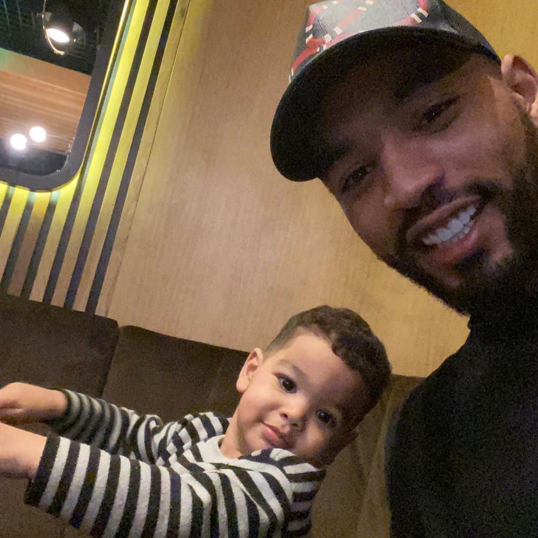 ビレル・オムラニのインスタグラム：「Father and son 🧑🏽‍🦱👦🏽」