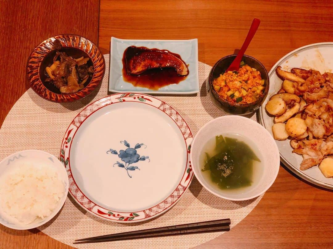 英玲奈さんのインスタグラム写真 - (英玲奈Instagram)「#昨日の晩御飯 ありあわせの毎日です。 #豚バラと長芋ときのこの塩麹炒め #鰤の照り焼き #キムチ納豆 #牛肉のオイスターソース炒め #ワカメスープ #ていねいな暮らし #季節を感じる暮らし#からだにいいこと#料理 #からだにやさしいごはん #おうちごはん#夫の健康守りたい#10年後の健康の為に#無添加#無化調#オーガニック#低gi #美腸活#趣味生活#料理家#erenakitchen」4月9日 21時45分 - erena_erenyan