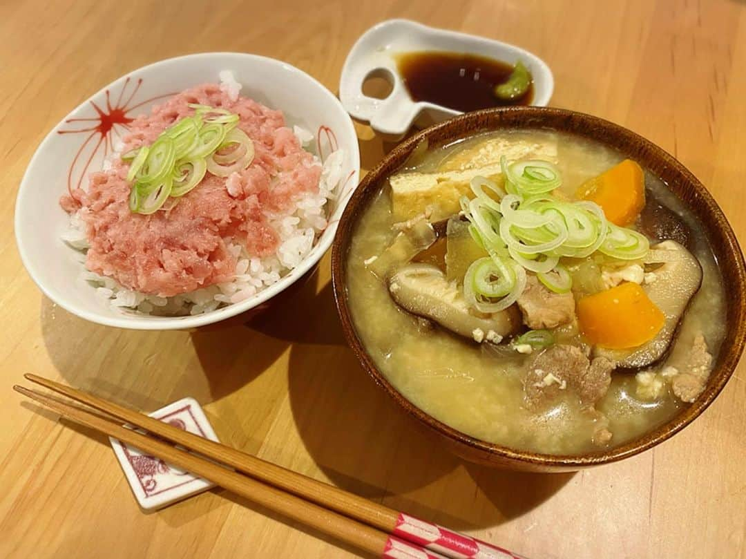 鈴木奈々さんのインスタグラム写真 - (鈴木奈々Instagram)「今日の夜ごはん🥰 #おうちごはん  #ネギトロ丼  #豚汁」4月9日 21時46分 - nana_suzuki79