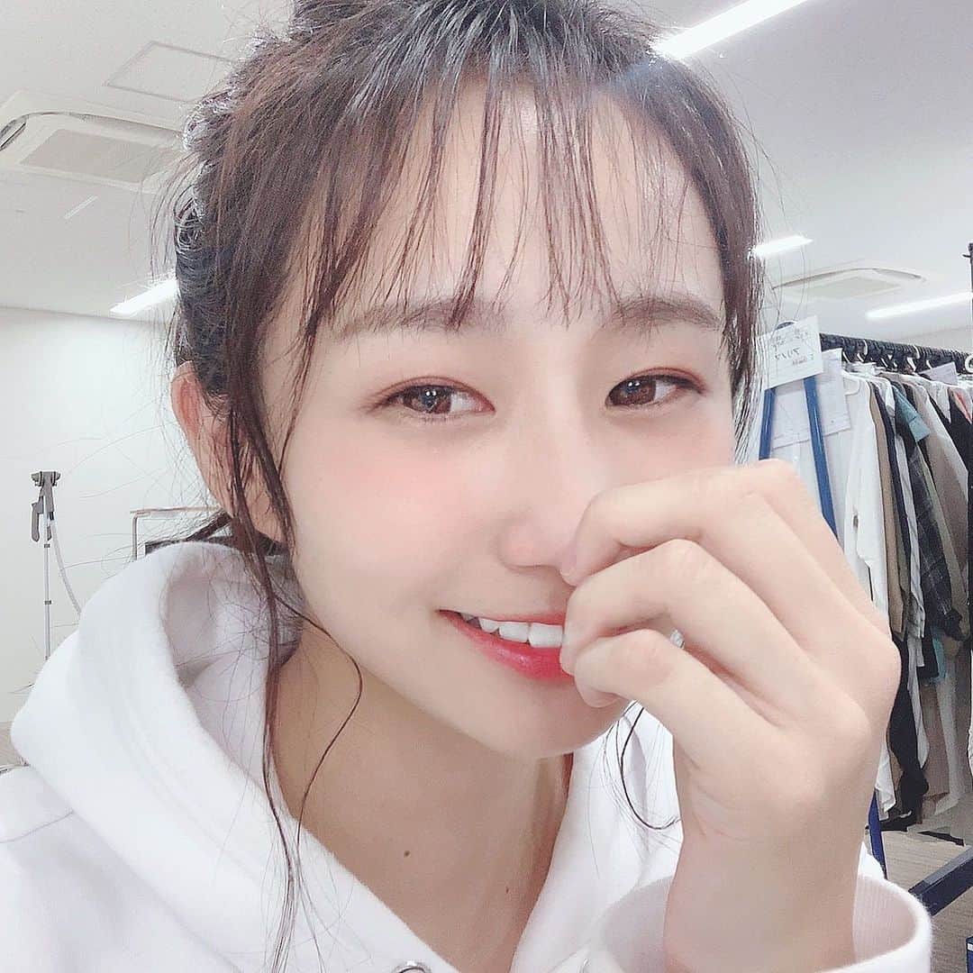 筒井萌子のインスタグラム：「* 撮影で久しぶりにメイクしてもらったので ここぞとばかりに自撮り沢山した◡̈♥︎ オレンジとピンクのシャドーで春っぽさが可愛い🌸 ※消して手のニオイを嗅いでるのではありません🙃 ・ #筒井萌子 #女優 #actress #モデル #model #岡山  #shooting #instagood #instalike #converse #撮影 #followme #instalike #ゴルフ #ゴルフ女子 #ゴルフコーデ #골프 #좋아요반사 #좋아요그램 #좋아요환영 #데일리그램 #패션 #오오티디 #카페」