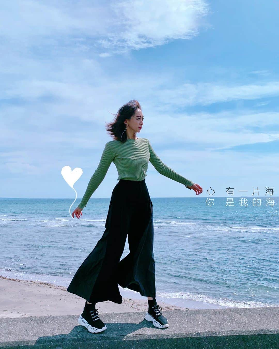 梨衣名さんのインスタグラム写真 - (梨衣名Instagram)「💙💙💙 眩しい顔すな！😂😂 #Chinesegirl #asiangirl #sea #Sky #cloud #avocado #Chineseactress #asianactress」4月9日 21時53分 - leena3.1415926