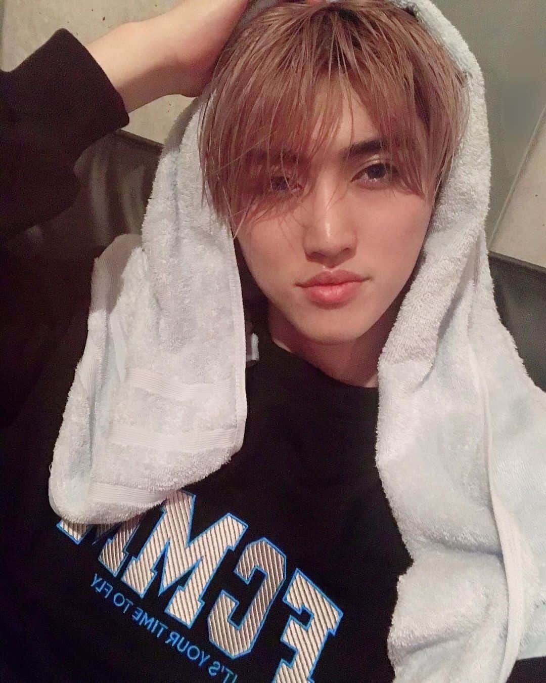 のインスタグラム：「お疲れ様です！ 今シャワーあがりです。😌🚿 この @morugi_official のsweater可愛い？☺️ Feelin fresh coming right out of the shower chillin in my new FCMM sweater✌️ . . . . . #morugi #FCMM #brand #streetwear #towel #shower #wethair #pr #model #davidharada #モルジ #シャワー #シャワー上がり #お疲れ様 #リラックス #韓国ブランド #韓国ファッション #タオル  #可愛い #style #맞팔 #선팔 #맟팔환영 #서울 #부산 #셀카 #셀스타그램 #얼스타그램 #셀피 #협찬」