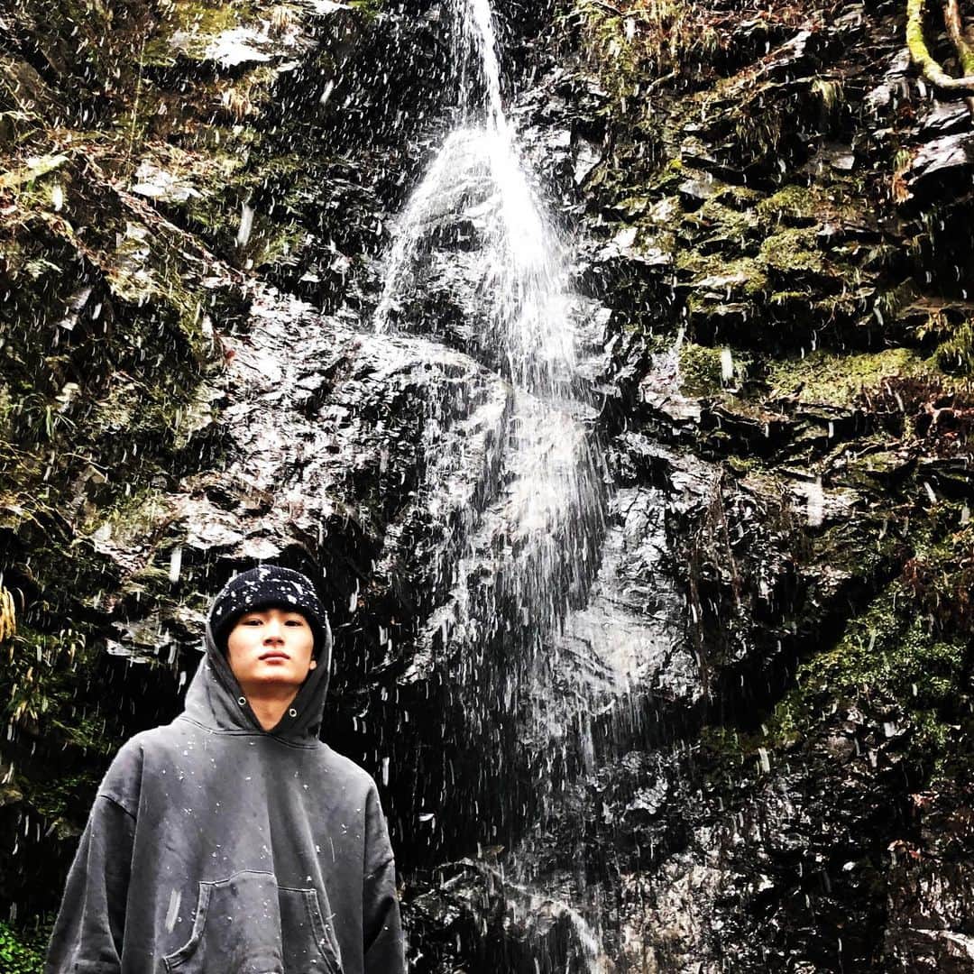 押田岳さんのインスタグラム写真 - (押田岳Instagram)「. 23歳の誕生日を迎えました。 皆さんからのおめでとメッセージで気づきました。 たくさんありがとう。 大変な時期ですが、少しでも皆さんの力になれるように、走って行きたいと思います！ と言うことで、24年目最初の投稿は、ライダー直前に修行した滝へ、お礼参りをしに行った時の写真から。 23歳スタート。」4月9日 22時07分 - oshidagaku