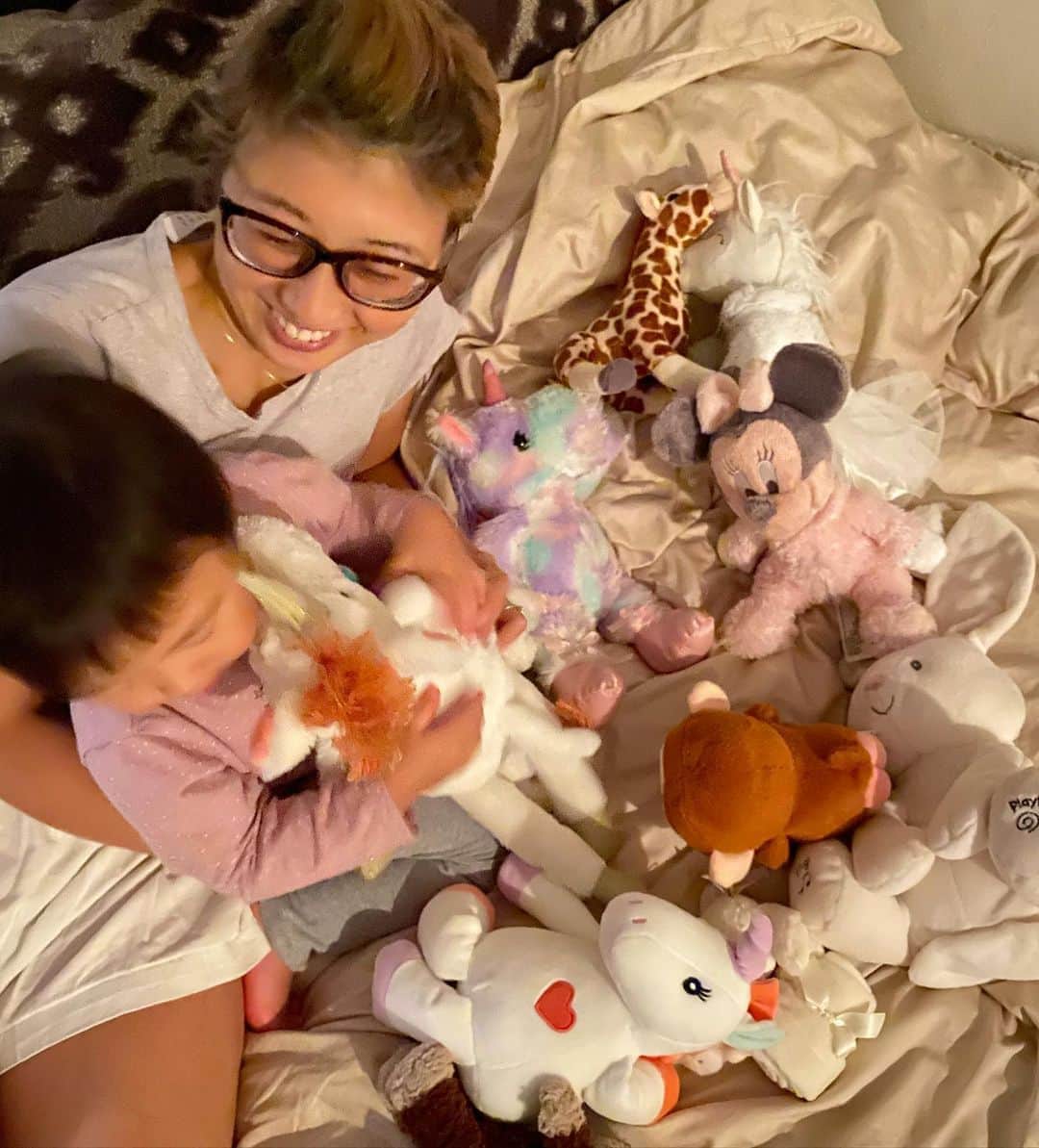 のインスタグラム：「(English in the comment section)﻿ 昨日、無事日本に戻ってきました。﻿ ﻿ ご心配して頂いた皆さん、温かいお言葉をかけて頂いた皆さん、本当にありがとうございました。現在は検疫の結果を待ちつつ隔離生活を送っています。プリンは家に置いていったぬいぐるみたちとの再会を喜び、ベッドに並べて一緒に寝ました。﻿ ﻿ 帰国時の空港での検疫に関してすが、私達の便が午後の帰国便が集中する時間帯の前に到着できたことで、検疫も人と人との距離を確保できている状態で受けることができました。﻿ ﻿ 状況は日々変わっているので、あくまでもご参考までですが、私達が経験した検疫までの流れをお伝えします。機内でいくつかの書類（現在の健康状態や滞在先、PCR検査の同意書など）を書きます。その後機内にて待機をし、検疫の必要のない国際線の乗継便の方、公共交通機関を利用せずに自宅に帰宅する方、そして成田周辺のホテルを自分で手配している方の順で機内から降ります。お子さん連れや妊婦さん等は先に案内されるという情報もあったのですが、私達の便に関してはそういうことはありませんでした。﻿ ﻿ 待機時間は、検疫所の混み具合で大きく変わってくると思います。また、成田周辺のホテルで隔離を行う方々は、自力で自宅に帰れる人より後になるため、待機時間が長くなる傾向になると思います。到着した時間帯、他の便との兼ね合いによってもかなり時間が異なるようです。﻿ ﻿ 航空会社、免疫検査や入国審査などを行う空港関係者の皆さん、日々状況が変わる中での対応、本当にありがとうございます。想像できないほどストレスフルな環境にも関わらず、皆さんとても親切に案内してくださいました。﻿ ﻿ 今回の私達の帰国発表（そしてそれに対する反応）が多くの方々を心配にさせたり、ストレスを与えてしまったり、不安な気持ちをさせてしまったことをとても申し訳なく思っております。いつも楽しい、明るい場を作れるように心ろがけているのに、結果真逆なことになってしまいました。﻿ ﻿ そんな中でも、私達を応援してくださっている皆さん、心配の言葉を寄せてくださっているみなさん、意見は合わなくても私達の決断を尊重してくださっている皆さん、本当にありがとうございます。「泣かないで！」「ちかちゃんに涙は似合わない！」と言ってくださった方も多くいました。動画の後半で泣いてしまったのは、悲しい気持ちからではなくて、今回の件で温かいメッセージを送ってくださった皆さん、そして助けの手を差し伸べてくださった沢山のお友達の優しさに包まれて、親友に温かくハグされたかのように感情が溢れ出てしまいました。（例えがわかりにくい？） ﻿ ﻿ なので、精神面が心配とメッセージをくださった方々も多くいましたが、（本当にありがとうございます）私はみなさんがいるので大丈夫です！この活動を始めて10年近く経ちますので、そう簡単に心は折れません！﻿ ﻿ 自分が自分にとって正しいと思う判断を重ねて生きていくしかないと思っています。﻿ ﻿ だから、色んな意見はあると思いますが、これからも自分たちができることをやり続けて、多くの方に再び元気やきっかけを与えられるコンテンツを作っていきたいと思います。これからも私たちをどうぞよろしくお願いします！一日も早くコロナの感染が収束することを祈っております。﻿」