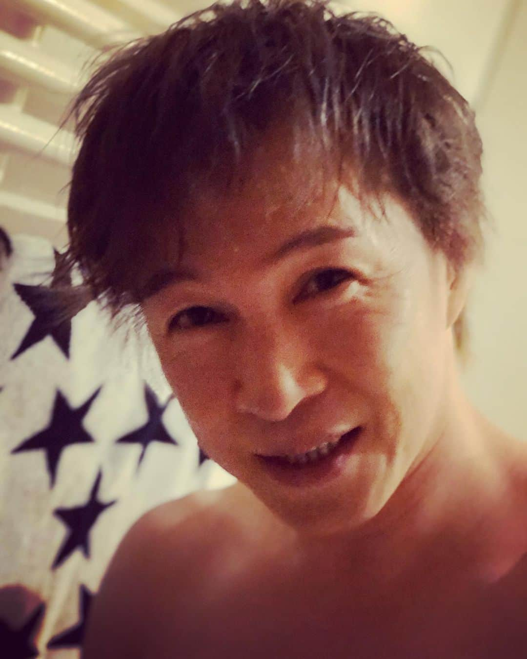 アキ（荒木良明）さんのインスタグラム写真 - (アキ（荒木良明）Instagram)「‪しっかり睡眠、規則正しく、適度な運動、陽も浴びて、ヘルシーな食事。有り難いことに毎日免疫力は上がってる。本来、イベント前は仮眠繋ぎになるけど、今は万全。‬ ‪5月公演がどうなるかはわからないけど、準備しないと公演が出来ないのでテレワーク。喜んでもらえる濃いいイベントの為動くのだー🤗‬ #joyjoyエンタメ新喜劇 #新喜劇ゼミ #アドリバー #台本のない新喜劇 #水玉トークライブ #新喜劇アキ」4月9日 22時04分 - mizutamareppuaki