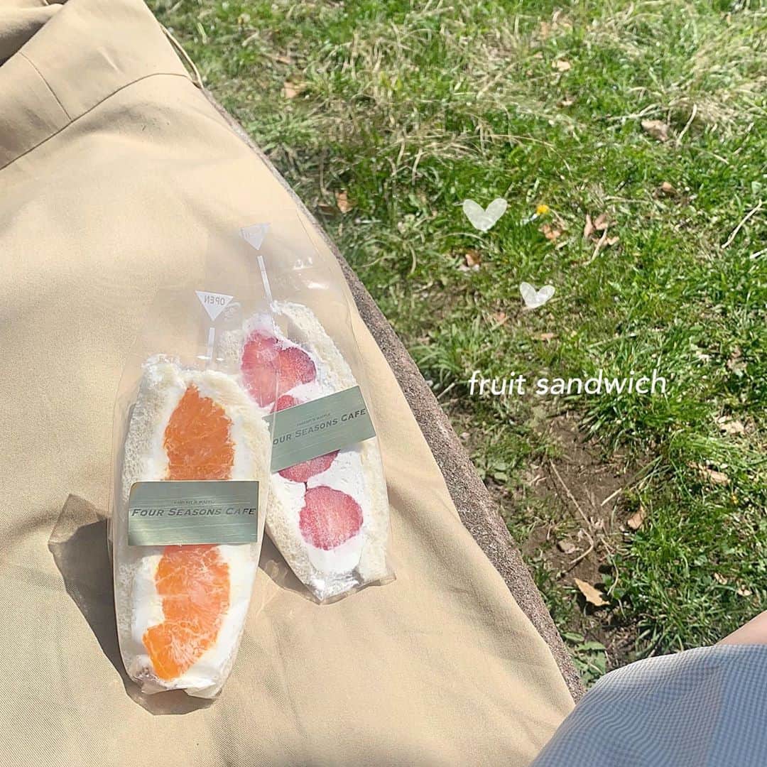 廣川奈々聖のインスタグラム：「．#ななせのフルーツサンド記録 🍞𓂃❤︎﻿ ﻿ ﻿ 今回のフルーツサンドは﻿ ちょっと前に食べた﻿ ｢ #fourseasonscafe｣の﻿ ﻿ 🍓#いちごサンド と 🍊#せとかサンド ！ ﻿ ﻿ ﻿ ここのフルーツサンドは﻿ ショートケーキとか、そういうケーキ屋さんのケーキを食べてるみたいな、ふわふわの甘い生クリームと、柔らかいのに程よく固さもある食パンが本当に美味しい〜〜〜！(;o;)﻿ ﻿ ﻿ ﻿ 特に、せとかのサンドは今まで食べた オレンジ系のフルーツサンドの中で1番美味しかった……﻿！ ﻿ ﻿ こんなにみずみずしくて甘いオレンジはなかなか出会わないから ここのお店では 私的マストバイです！🐰🛍﻿ ﻿ ﻿ と言いつつ ここのパンとクリームは 中のフルーツを抜きにしても﻿、本当に美味しくて💯越えです！食べる価値ありあり！﻿ ﻿ ﻿ ﻿ いつかまた、ほかの種類も食べたいな〜 ˃̣̣̣̣o˂̣̣̣̣﻿ ﻿ ﻿ ﻿ ﻿ ﻿ ﻿ #フォーシーズンズカフェ#フルーツサンド#フルーツパーラー#ストロベリースイーツ#サンドイッチ部#フルーツサンド部#過去pic#あまおう苺#せとか#cafestagram #fruitsandwich」