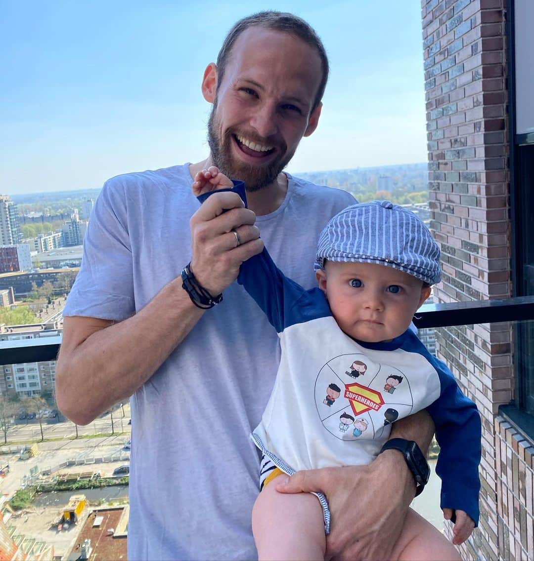デイリー・ブリントのインスタグラム：「Wij zijn nog steeds trots op al onze SUPERHEROES die ons land draaiende houden, met dit shirt voor kids willen wij dat nog maar eens extra laten zien! Steun onze SUPERHEROES en daarmee ook de voedselbank waar 100 procent van de opbrengst naartoe gaat! #superheroesshirt  www.superheroes-shirt.com/」