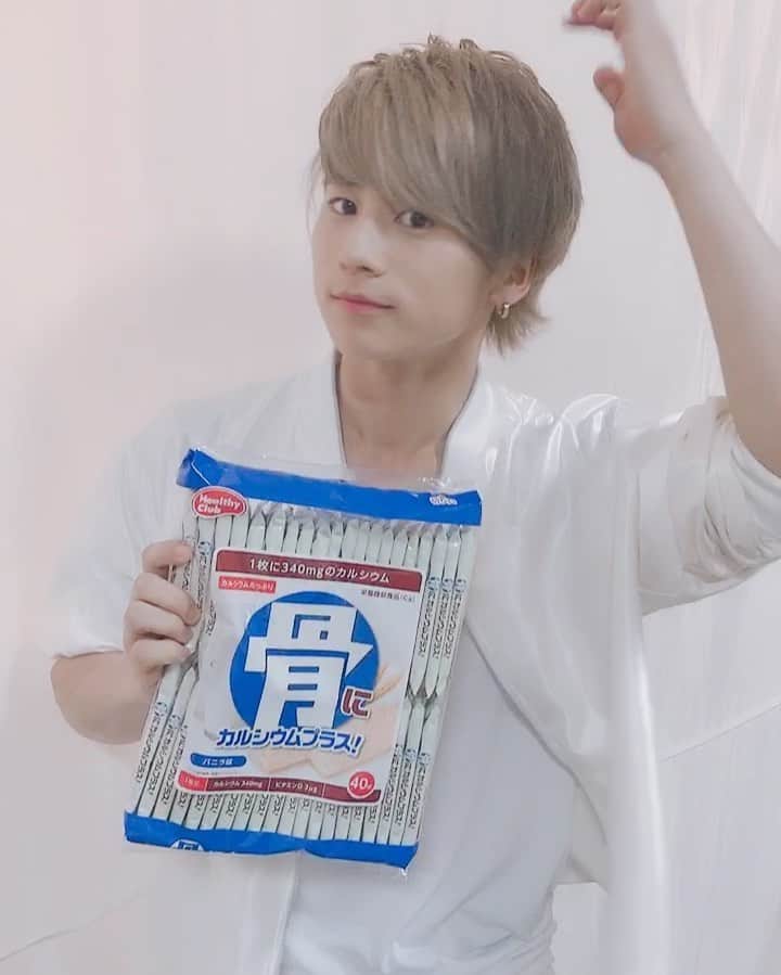 大池瑞樹のインスタグラム：「膝の手術も丁度1年前くらい😊 カルシウム沢山摂取したなぁ🤣  また踊れるようになってホントによかった😭  はやくみんなの前で、踊りたいな🕺 ライブしたい♫  #おうち時間　#みんなはなにしてますか　#この動画　#好きっちゃん #みんながいっぱい入ってきてくれるから😂　#stayhome #satyathome」