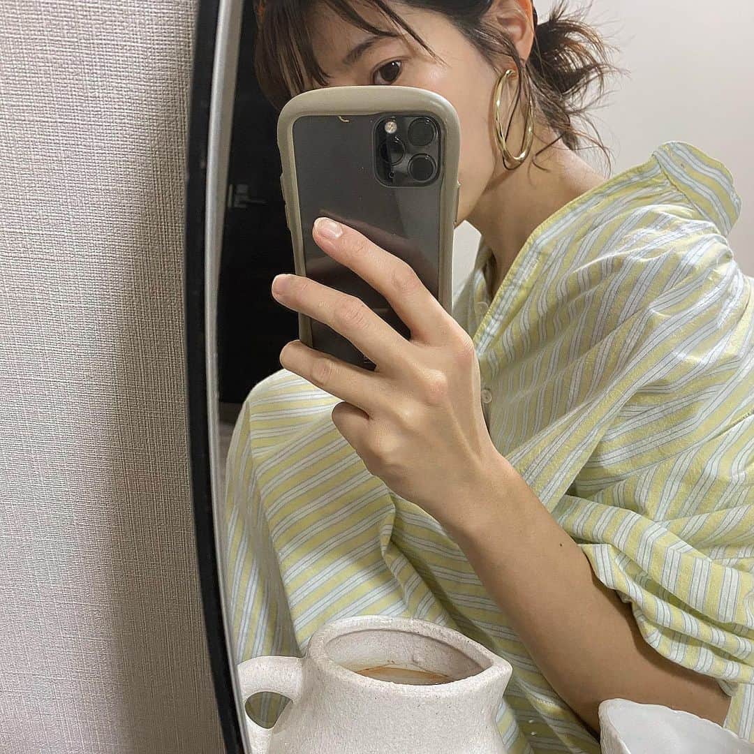 美生のインスタグラム：「#おうちでドノバン﻿  明日から新しい企画が始まります。﻿ 楽しんでいただけたら嬉しいです♡﻿ ﻿ pierce : @donobanweb﻿ ﻿ ﻿ 詳細はまた明日…♡﻿ ﻿ これからQ&Aの続きを お返事させてください♡」