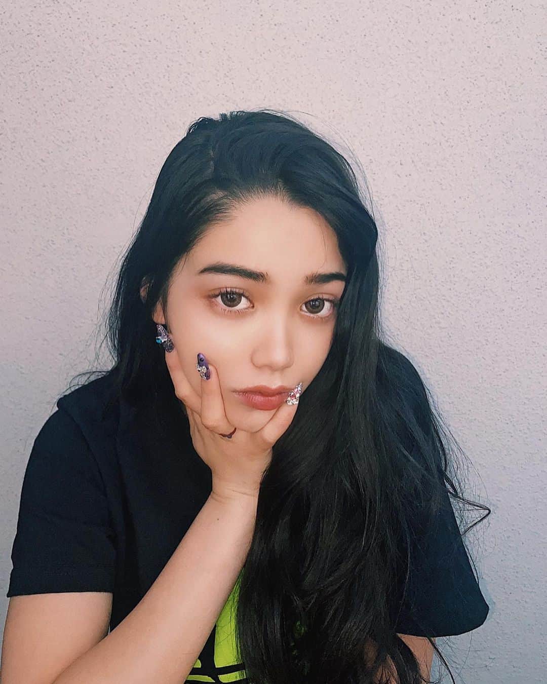 Mayuriさんのインスタグラム写真 - (MayuriInstagram)「特になにも言わずみんなでて繋いで愛を与え合えばいいね😘 こんな時こそ保育園で習った基本的な人間の約束事を思い出しましょう。 . #なに考えてるかわかっちゃったらつまらないので #みんな口じゃなくて行動に表しちゃって #そしたらいい世界になるかも知れん😋 #わたしの第一歩の行動は #ままに #今日おひまささんさんだったね #あしたもがんばろうね #大好き！❤️ #と、LINEを送る事です #周りの人に愛を伝えましょう。。 #そしたらばみんないい夢見れる。。 #いじわるはだめ。。 #みんな人間だから生きるのを頑張ってる！ #だからみんな天才！ #なんて事をここ最近考えてます #てへ #よしままに送ろう❤️ #マユリの頭の中」4月9日 22時11分 - mayurinn0319
