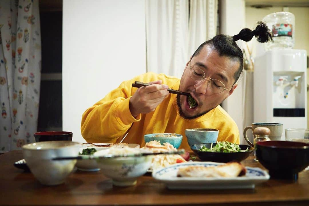 佐野円香のインスタグラム：「糖質気にしてご飯作ってるのに、ゴミ箱にカップ麺のカラの容器を見た時の私の気持ちが分かりますか…﻿ 隠しておいたのに、、、﻿ (使ってない深めのお鍋に入れておいた)﻿ ﻿ 私が寝たあと食べたんだって！﻿ 朝までゲームして！その後に！！﻿！ ﻿ ﻿ まるはおならの音が怖いので、じゅんちゃんの後ろにいる時はいつもお尻に注目してます💭﻿ ﻿ #dog﻿ #チワックス﻿ #まる﻿ #犬のいる生活﻿ #デッカイおじさんもいる生活﻿ #家族の定点観測」