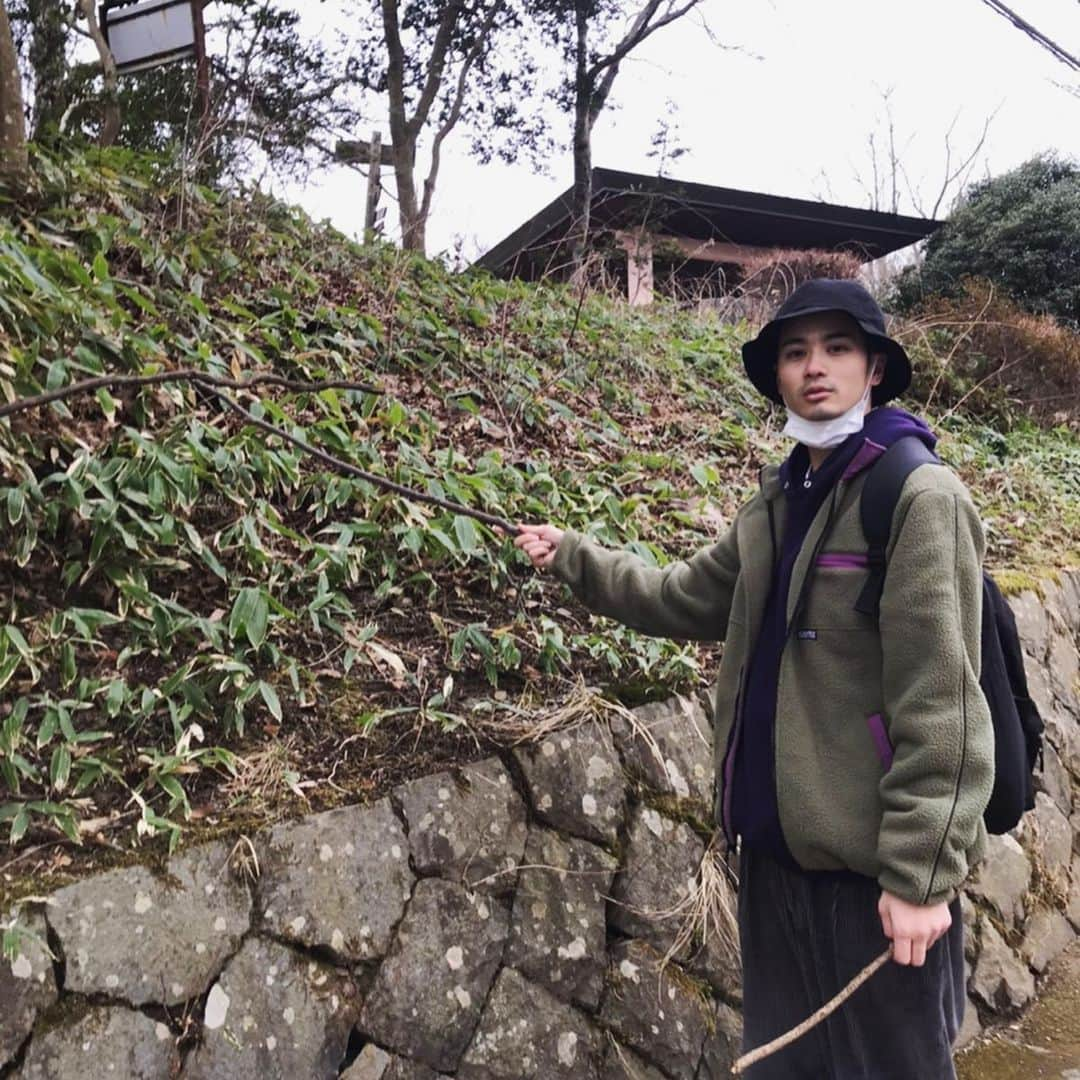 岩永徹也さんのインスタグラム写真 - (岩永徹也Instagram)「結構前に高尾山登ったとき、 木の枝ですごい技できた。 ※動画もあるよ(6枚目)  #枝と技」4月9日 22時14分 - iwanaga.bro