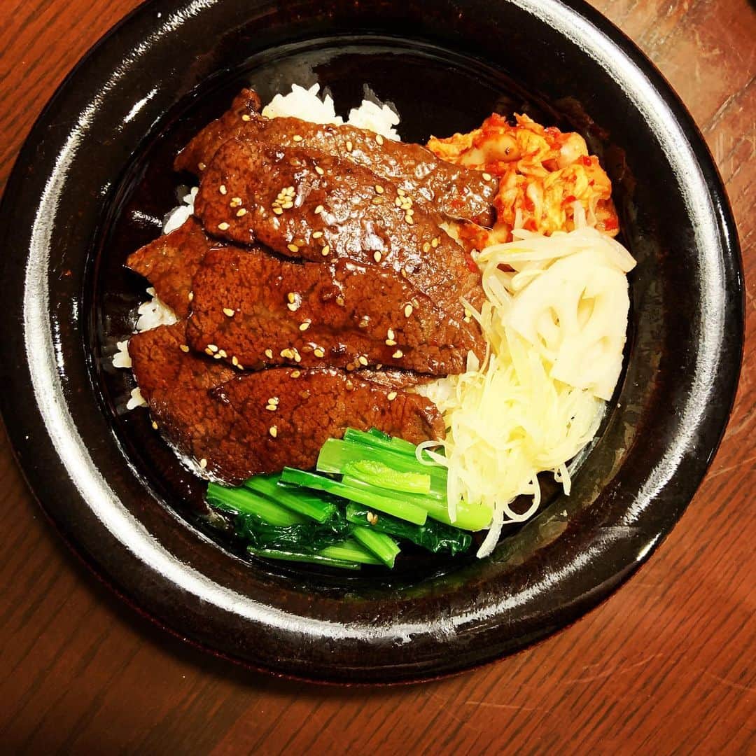 志摩有子さんのインスタグラム写真 - (志摩有子Instagram)「クレンズ中なので晩ごはんはなし。とはいえメンズたちはなしというわけにはいかないので、簡単に焼肉プレートを。自家製ナムルも盛り合わせて。後はスンドゥブ風。 #焼肉丼 #おうちごはん」4月9日 22時32分 - ariko418
