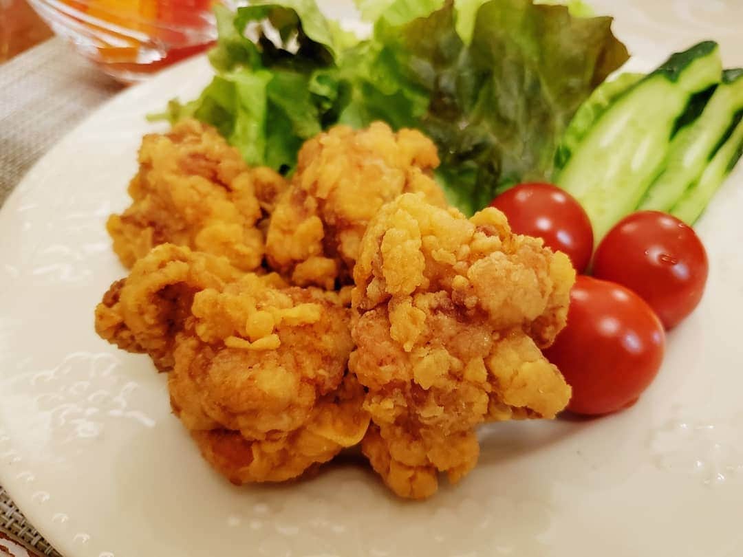 葉山いくみのインスタグラム：「今日の晩ごはんは唐揚げ定食～🐔 片栗粉多めでカリカリにしました😋🍴💕 #おうちごはん」