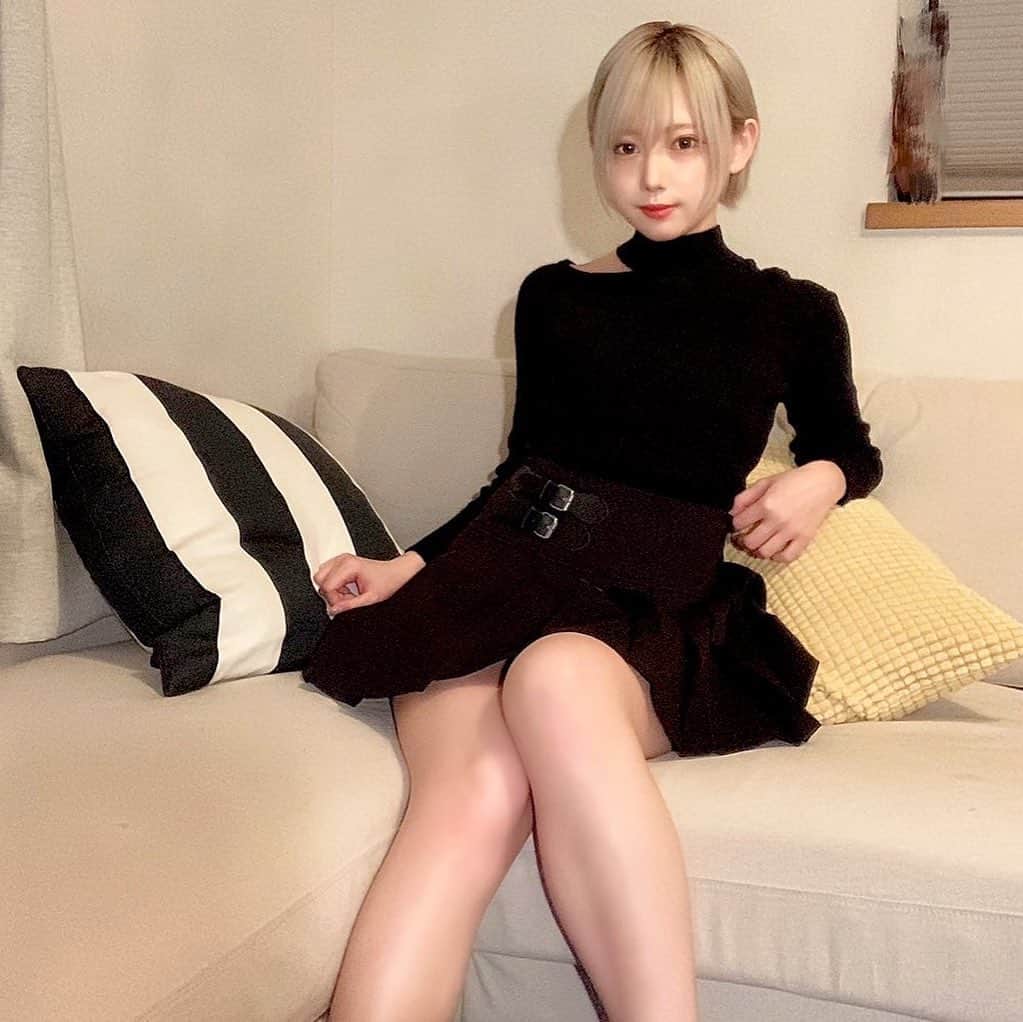 篠崎こころのインスタグラム：「こういう形のスカートとても好き！  質問たくさん頂いたので 買ったサイトタグ付け しておきました〜💫」