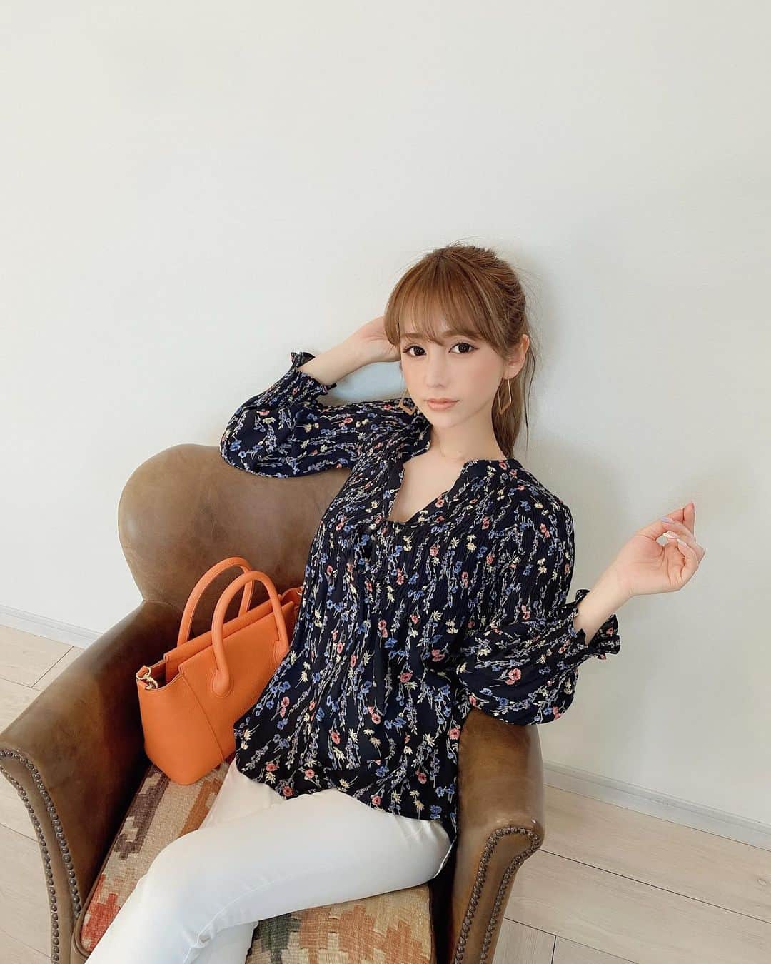のインスタグラム：「🍊🧡 ・ ・ 今日はmocoa's新作が3型発売☺︎ このflowerチュニック大人気で  既に残りわずかなのですが 私も お気に入りで getしたのでpostします🎞🧸♡ ・ 伸縮性ありでシワになりにくいデザイン 春、夏、秋とロングシーズン 着回せる優秀アイテム☺︎ ・ 今日も沢山のご注文を 本当にありがとうございました♡ ・ 次の月曜日は 再販リクエスト殺到の mocoa'sオリジナルロンTが再入荷です🧡」