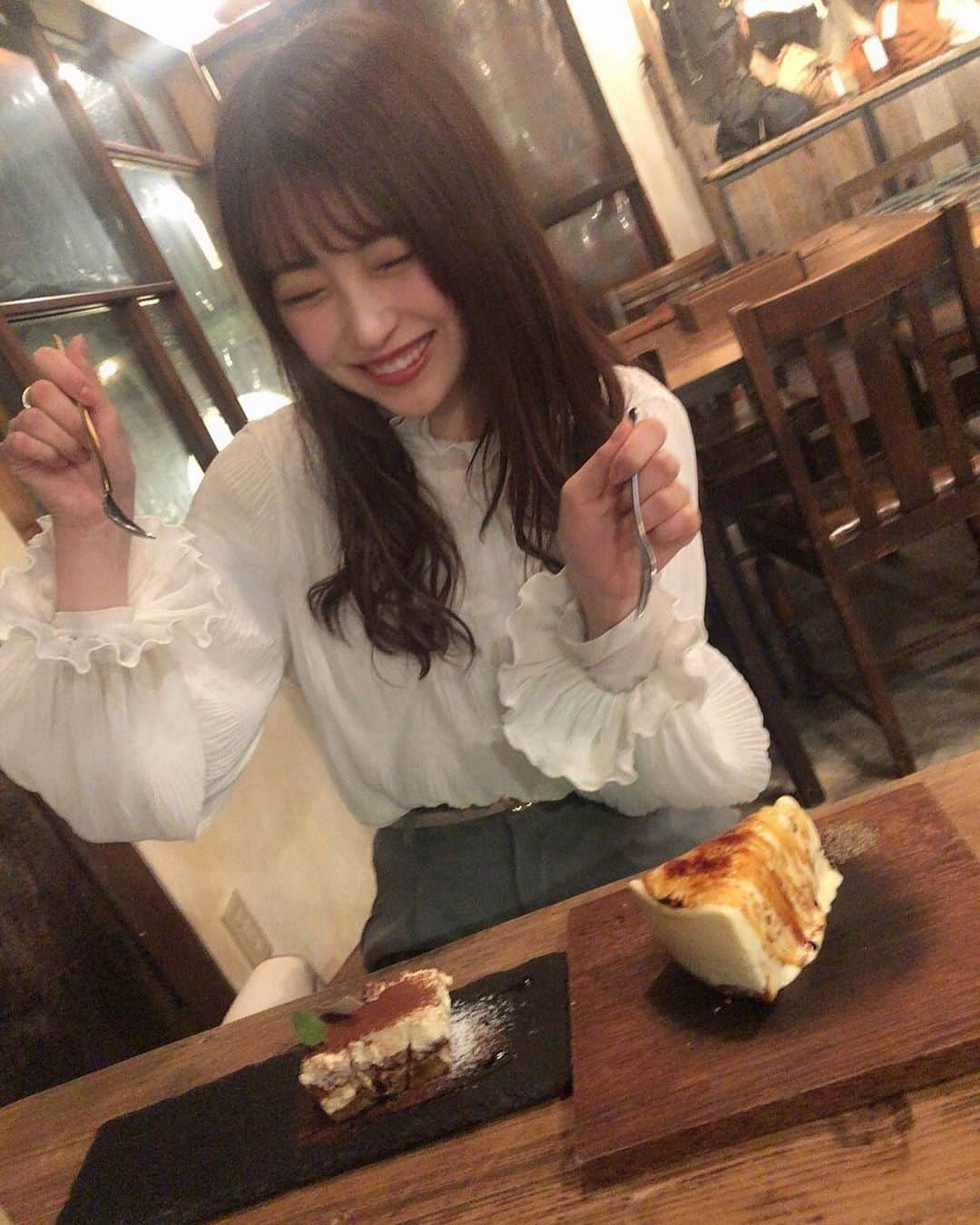 華山志歩さんのインスタグラム写真 - (華山志歩Instagram)「﻿ レアチーズケーキとバスクチーズケーキが﻿ 二層になったチーズケーキが食べたくて﻿ お店に行ったんだけど、、、﻿ ﻿ メニュー見てたらティラミスからの誘惑！！！﻿ ﻿ 案の定負けて、どっちも頼んじゃった﻿ ちょいと前の写真です🧀🍫﻿ ﻿ そしてまたしても﻿ お気に入りすぎてるブラウス着てる🙋🏻‍♀️笑」4月9日 22時43分 - shiho_hanayama_official