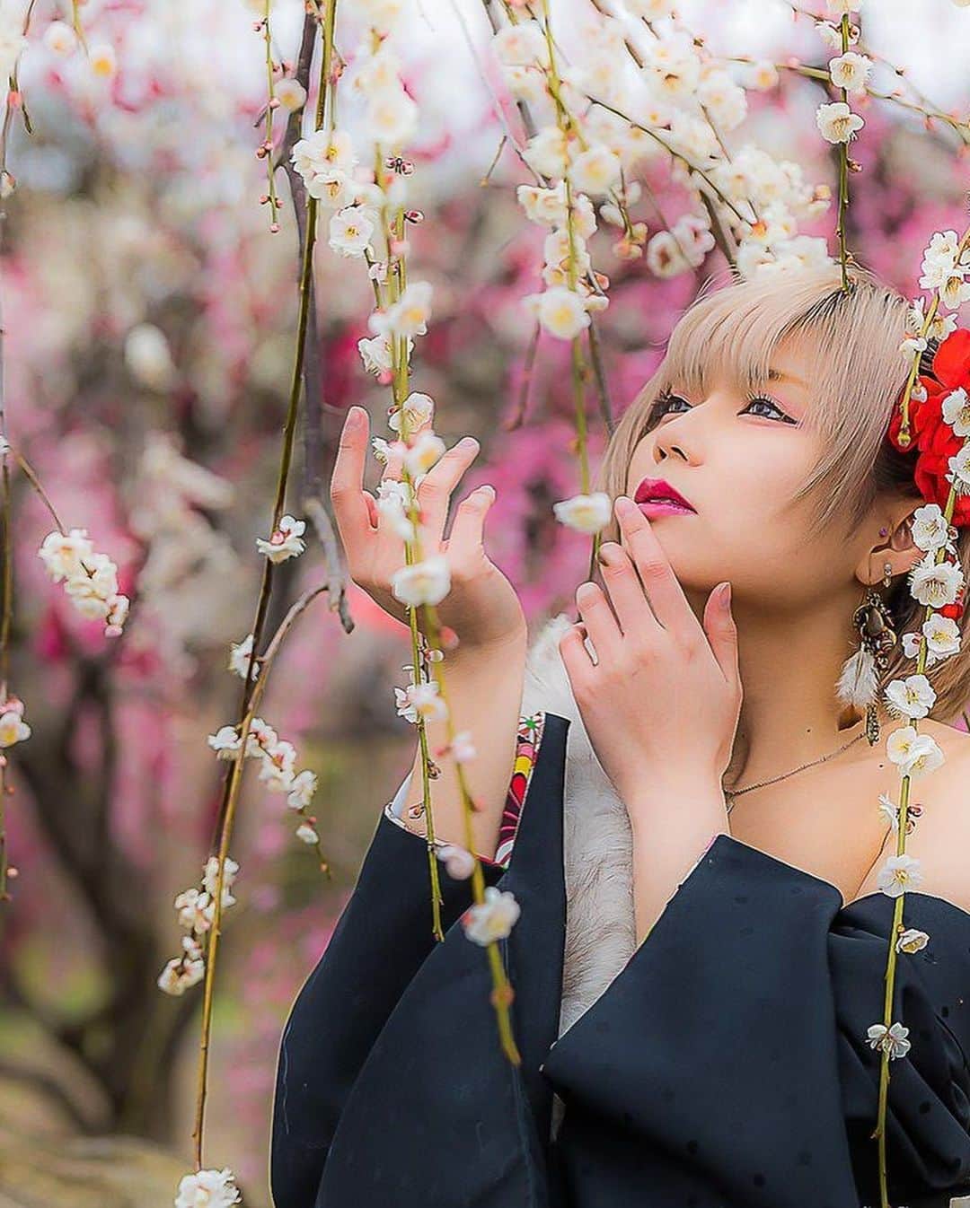 玉樹るいのインスタグラム：「#梅 #和服 #wa #ume #wafuku #portrait  #ポートレート #flower #ポトレ女子 #ショートヘア #金髪 #shorthair #blondhair  photo @j_nishiki」