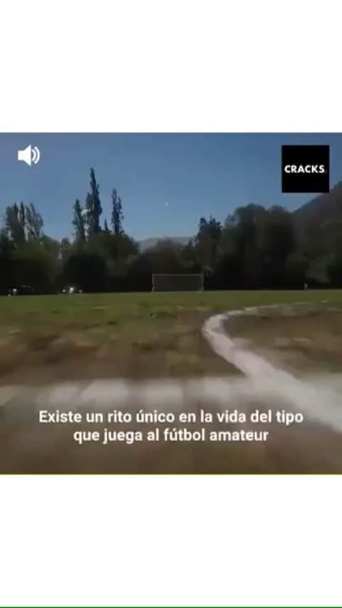 のインスタグラム：「Hoy al ver este vídeo pienso , recuerdo , me emociono ; saben porque ?! Porque acá fue donde aprendí a ser compañero , acá aprendí a jugar al fútbol , acá tuve mis primeros ídolos, acá vi como se juegan las finales , acá escuche a los primeros críticos del fútbol ( por lo gral en el 3er tiempo jeje ) , acá soñaba cada sábado con poder ser profesional al ir a ver a mi viejo jugar con sus amigos , acá aprendí q al fútbol se juega porque se lo ama , va más allá de lo q se esté jugando y o porque se lo esté jugando , realmente al fútbol al fin y al cabo se lo juega por amor ... Este vídeo lo subo para homenajear a mis amigos , al jugador amateur , a los jóvenes , a los de la intermedia pero sobre todos a esos veteranos q esperan el sábado pra ir a jugar y ser felices , a veces tan solo por 90 mas el adicionado .. Pero sobre todas las cosas para mi viejo ( el chimango ), el q me llevo desde chiquito y me enseño lo q era el fútbol !!! Gracias viejo !!! ❤️⚽️🧤 ( Mamá vos también fuiste parte de todo lo q aprendí en la vida , pero hoy el homenaje es para los futbolistas amateur ) ❤️🙏🤱🏻 #chima #raga #nito #cabezon #sinatra #lachancha #elpalo #armando #cesar #mario y muchisisisisimos ídolos más !!!」